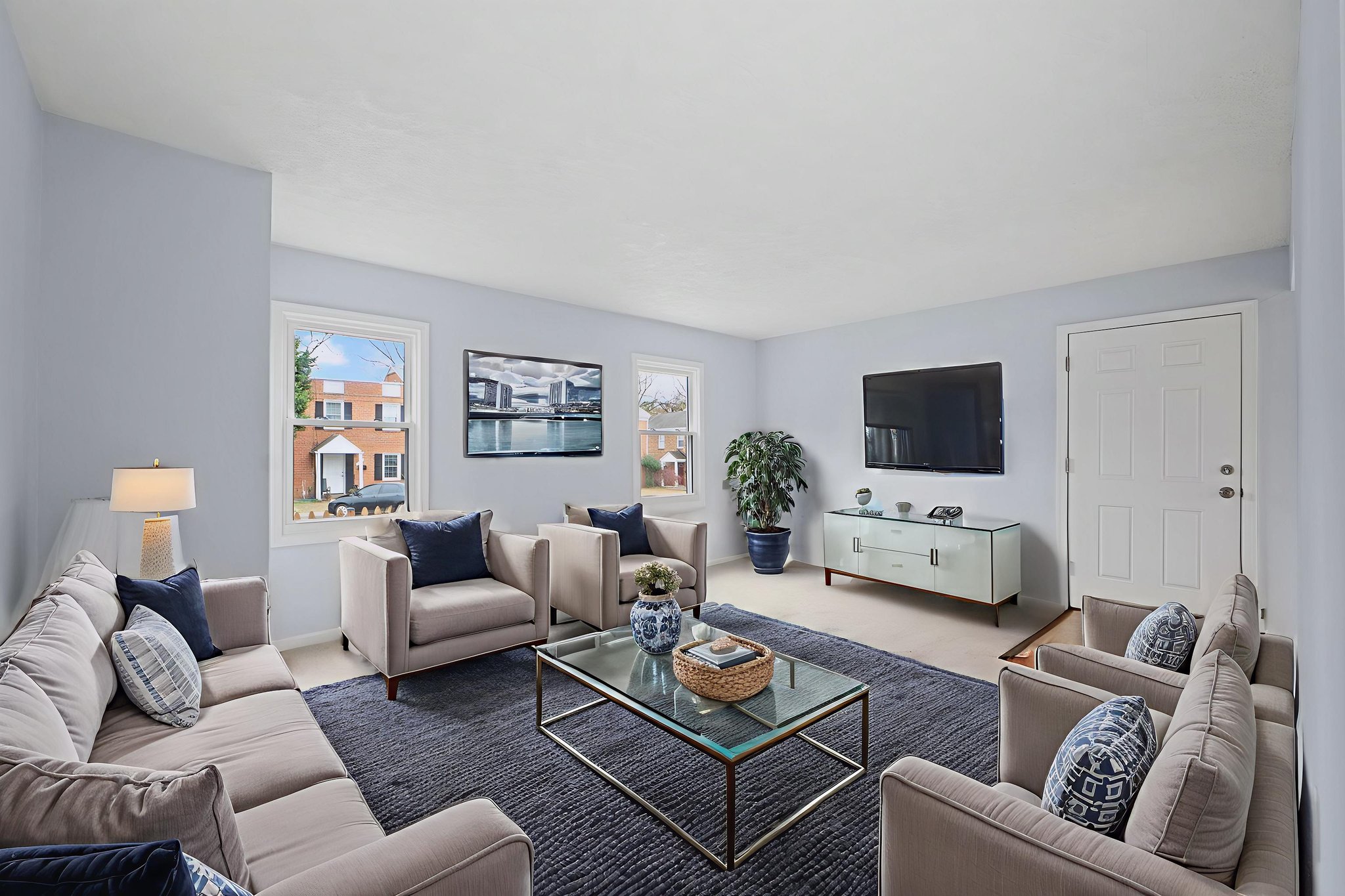 DSC00460 virtually staged.jpeg