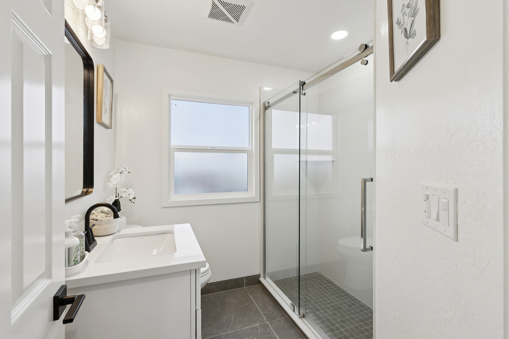 9638 E St-L2201-015