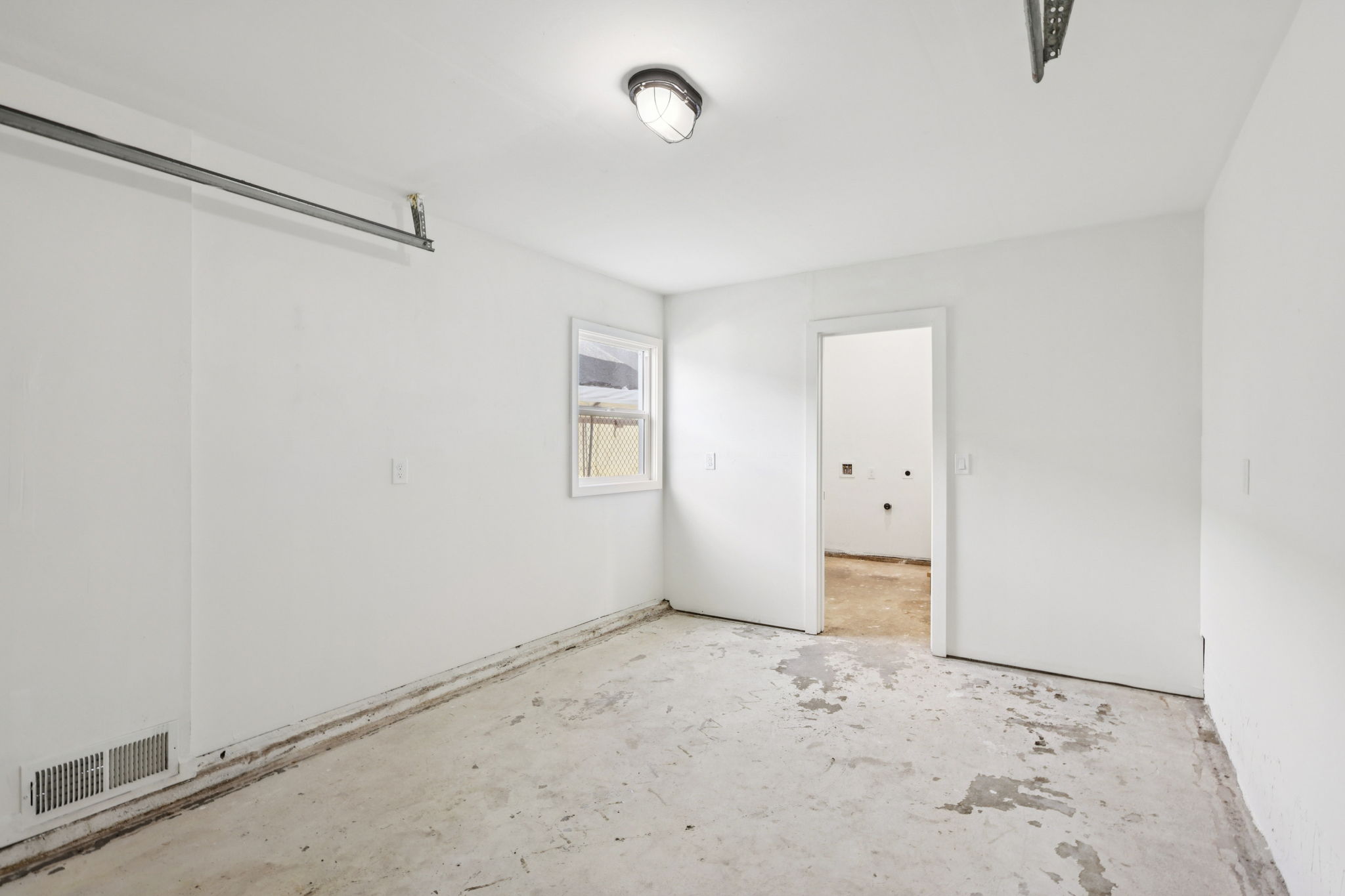 9638 E St-L2201-021