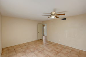 N 87th Pl-022