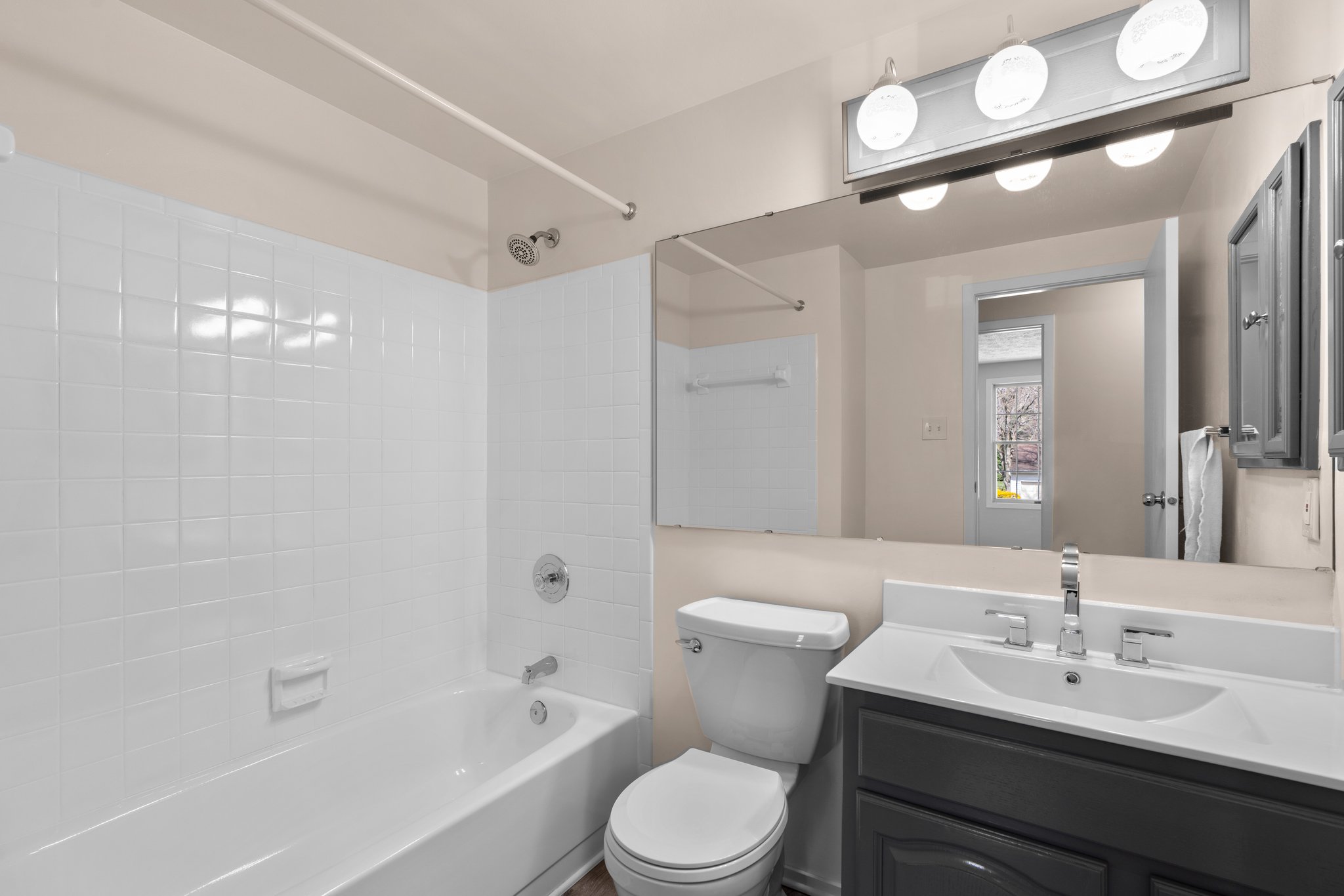 20. Upper bath.jpg
