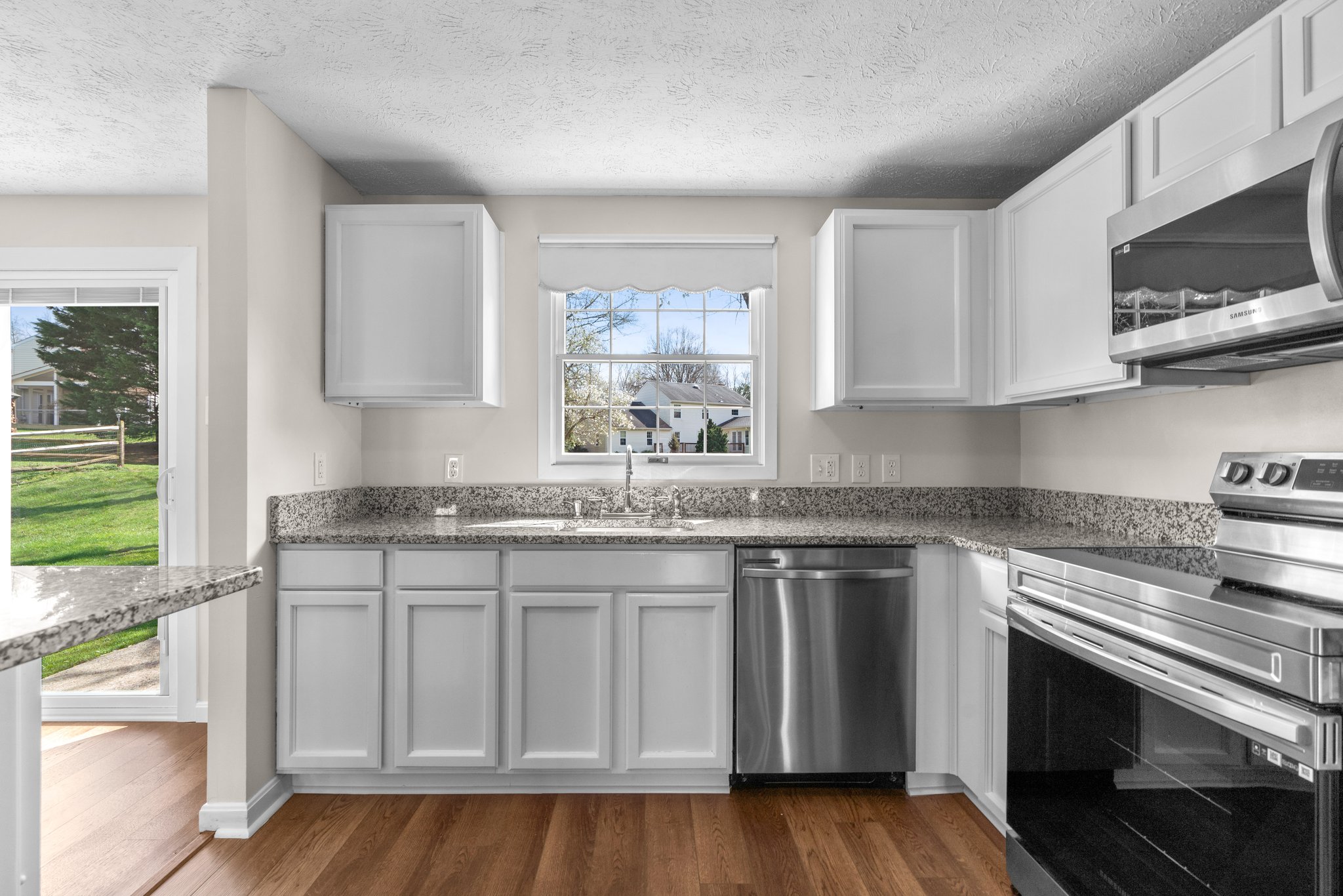 16. Kitchen.jpg