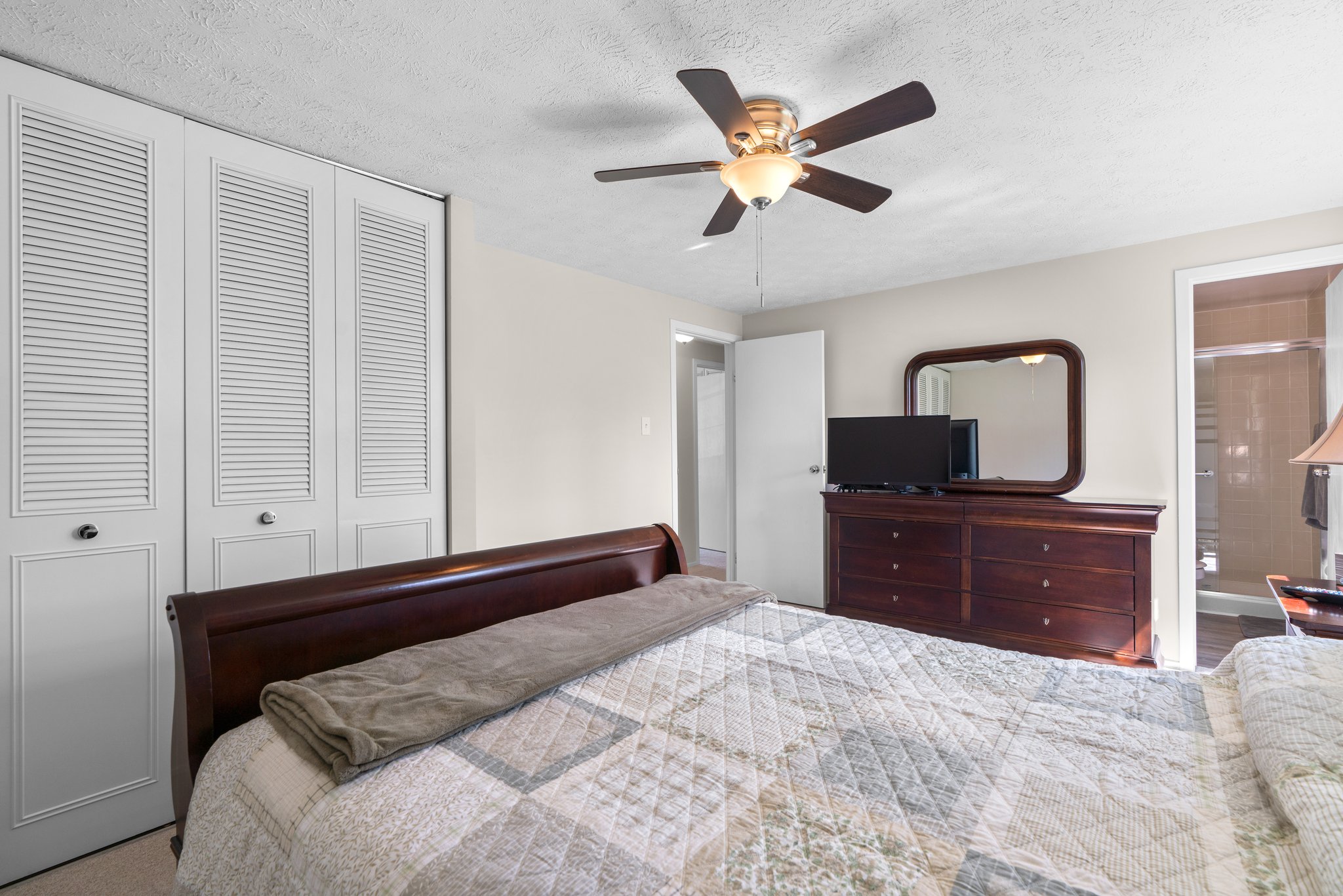 25. Upper bedroom.jpg