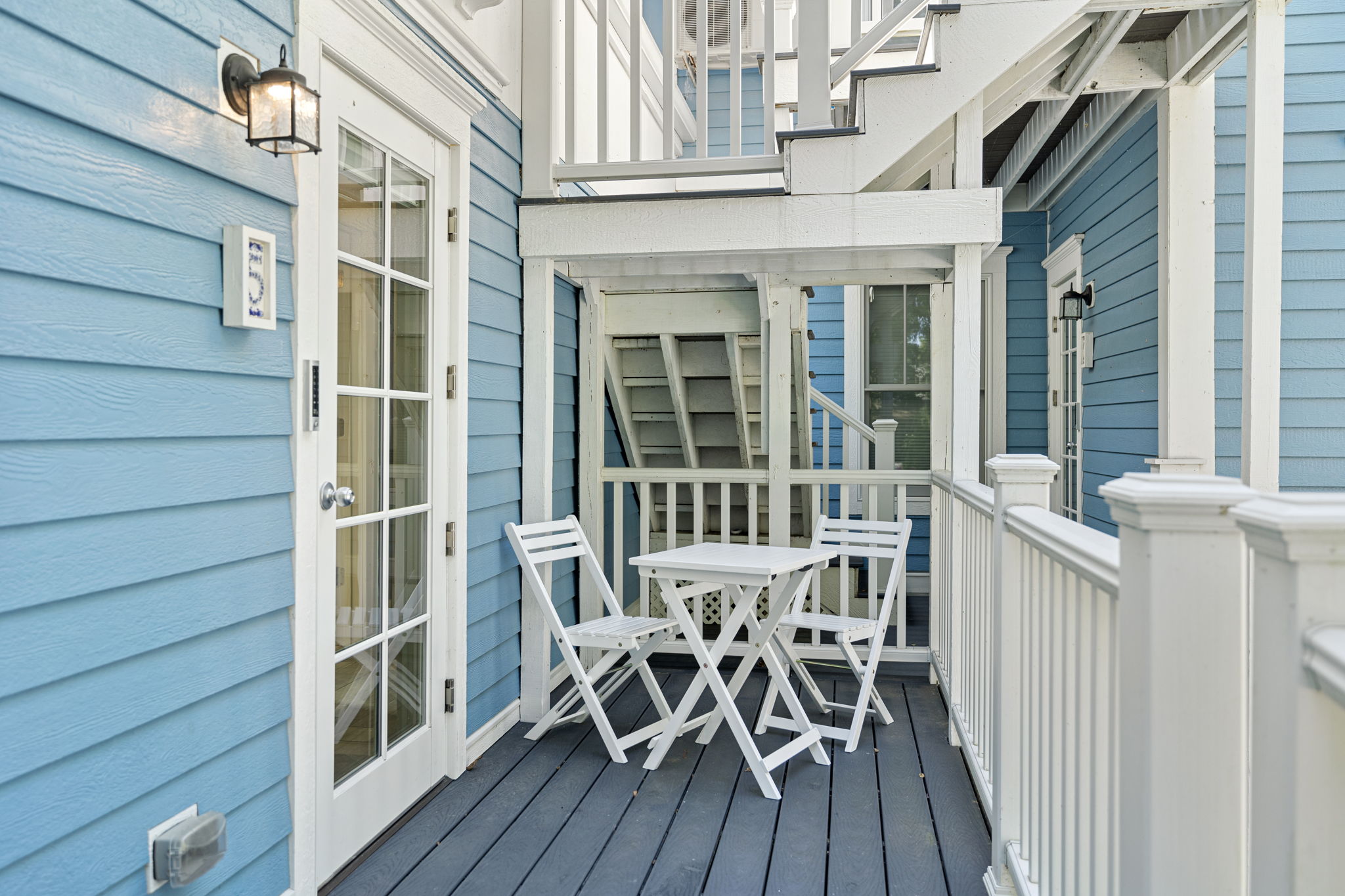 Suite 5 - Herringbone - Back deck and entrance