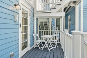 Suite 5 - Herringbone - Back deck and entrance