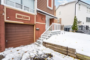 Front Porch/Entrance