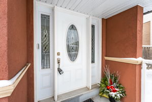Front Porch/Entrance