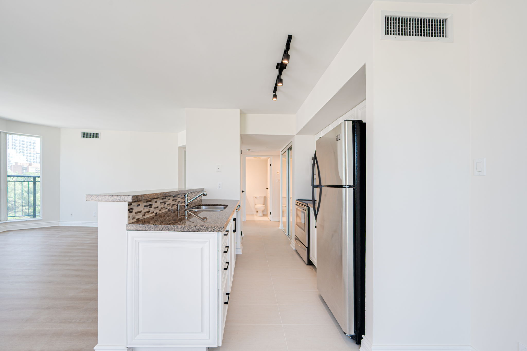 97 Lawton Blvd Unit 804 Toronto, ON M4V 1Z6