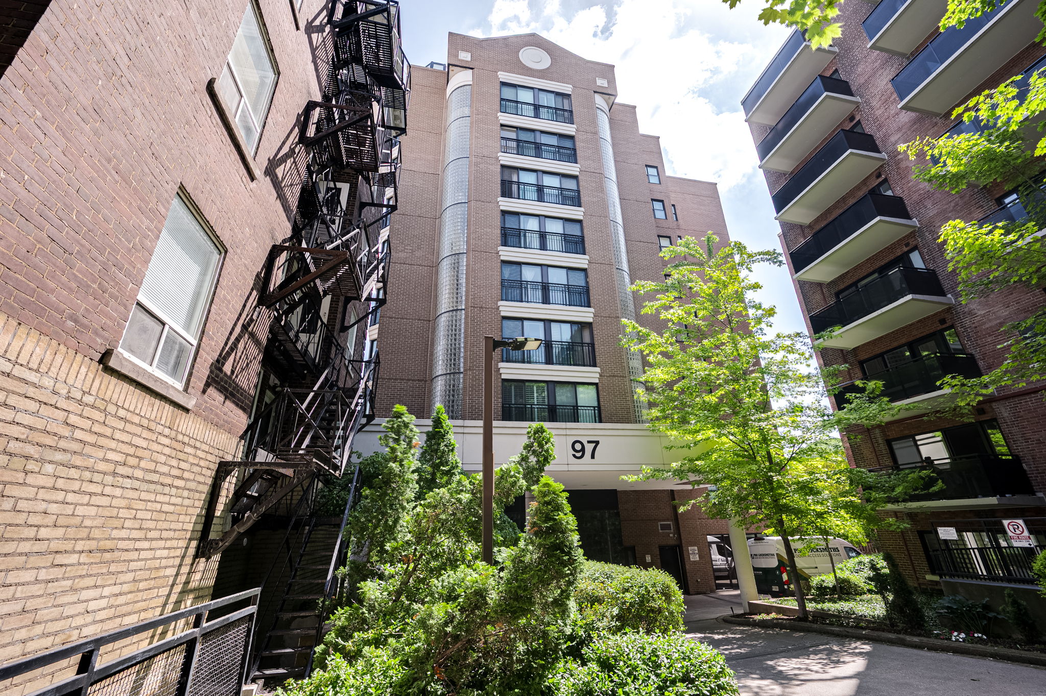 97 Lawton Blvd Unit 804 Toronto, ON M4V 1Z6