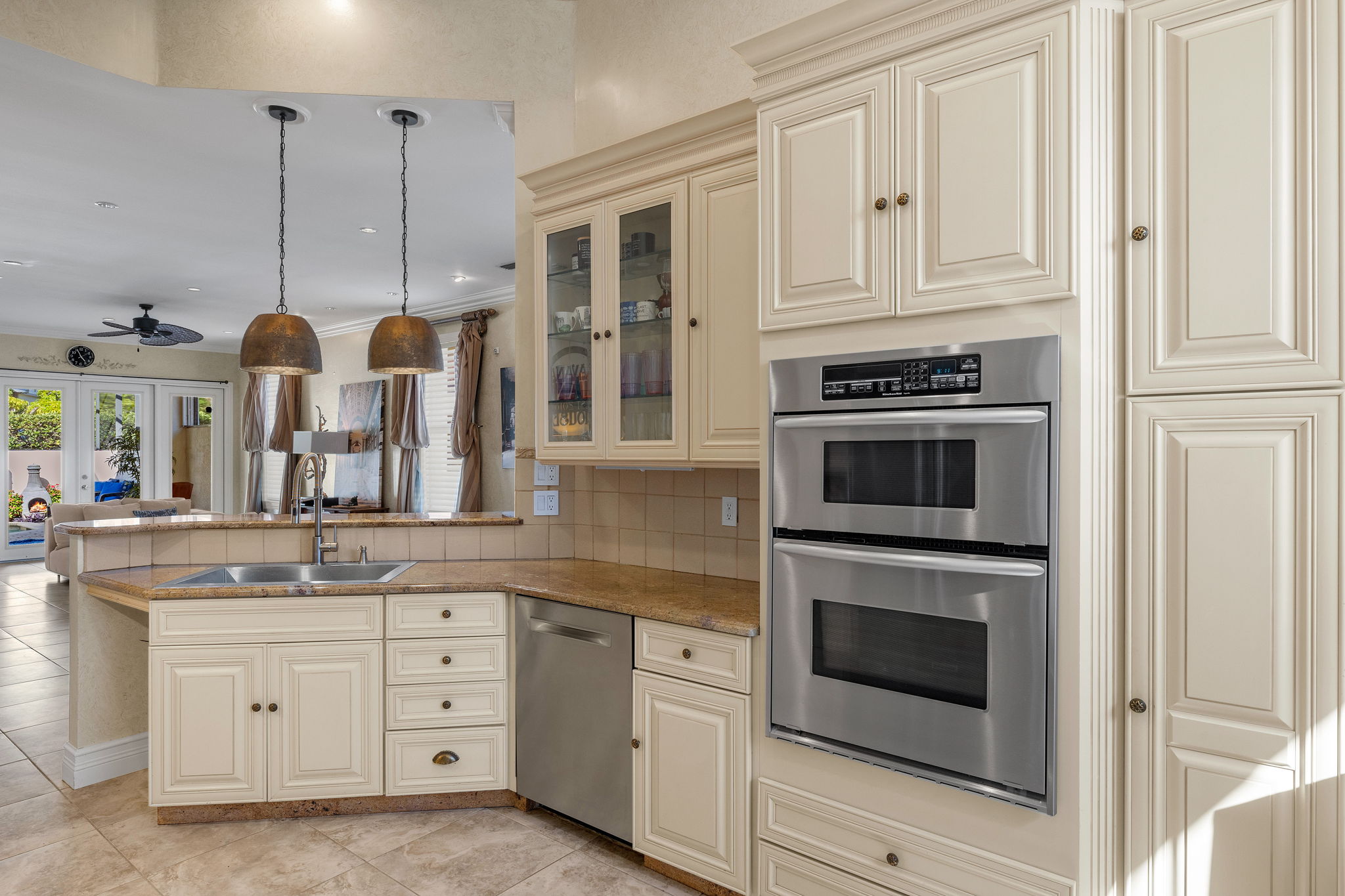 Kitchen 2 of 4