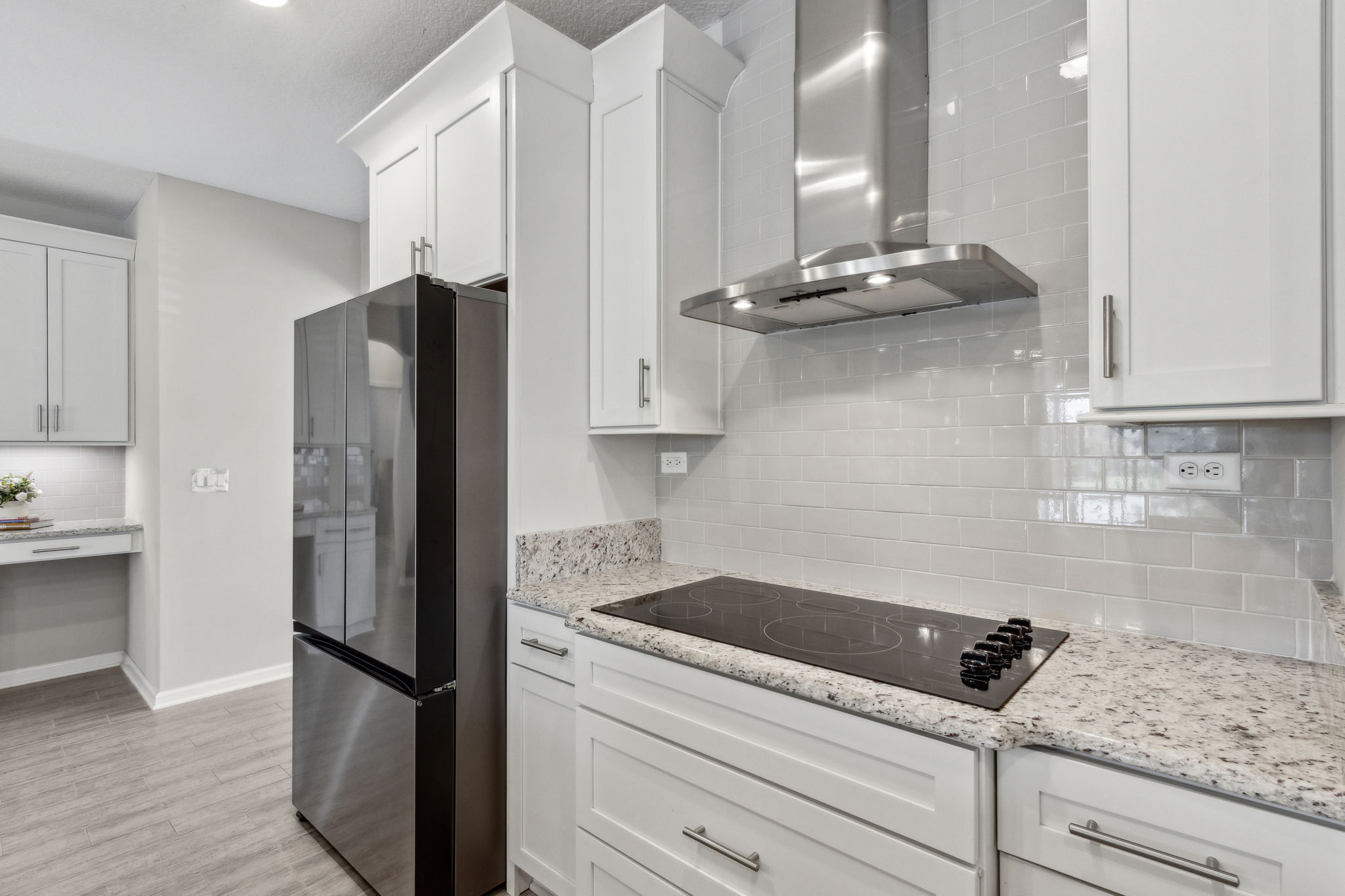 ... with crisp white 42" Shaker cabinets ...