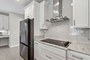 ... with crisp white 42" Shaker cabinets ...
