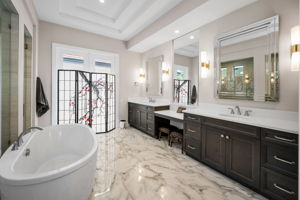 Primary Bathroom1e