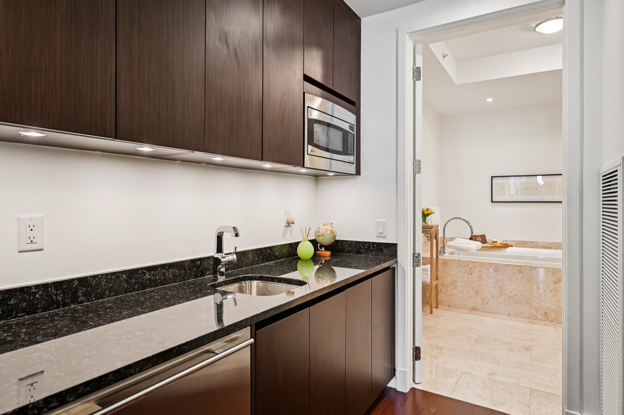 Collins Ave 803N-S2208-032.jpg