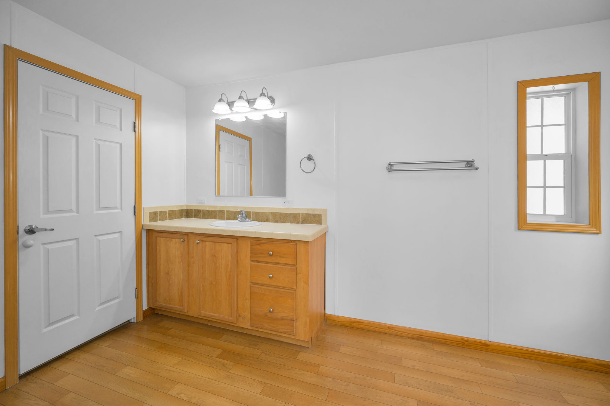 Primary Bathroom1e