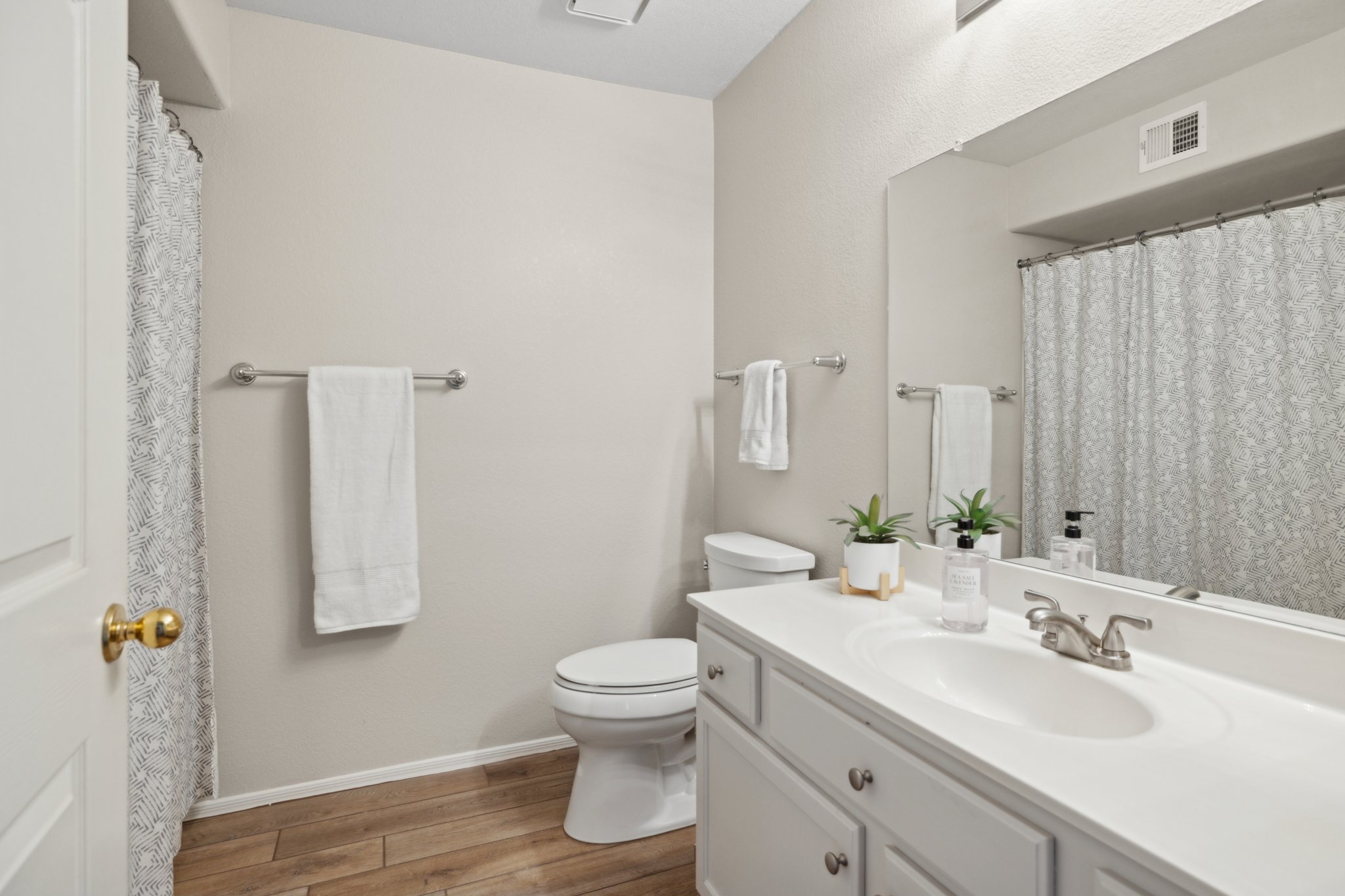 9736 N 95th St 225 - 020.jpg