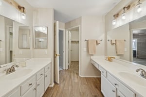 9736 N 95th St 225 - 019.jpg