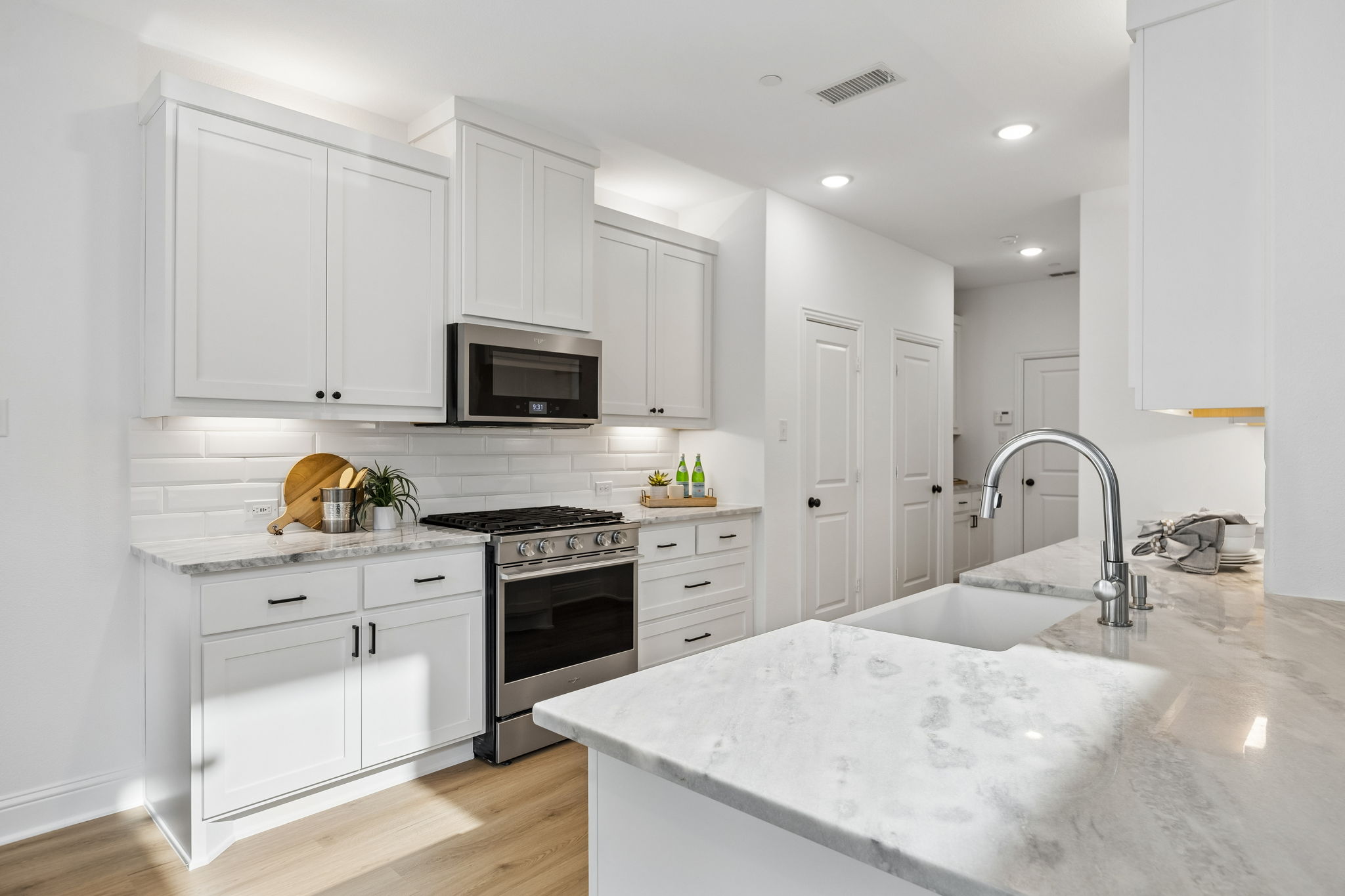 Upgraded kitchen! 2" thick quartz counters