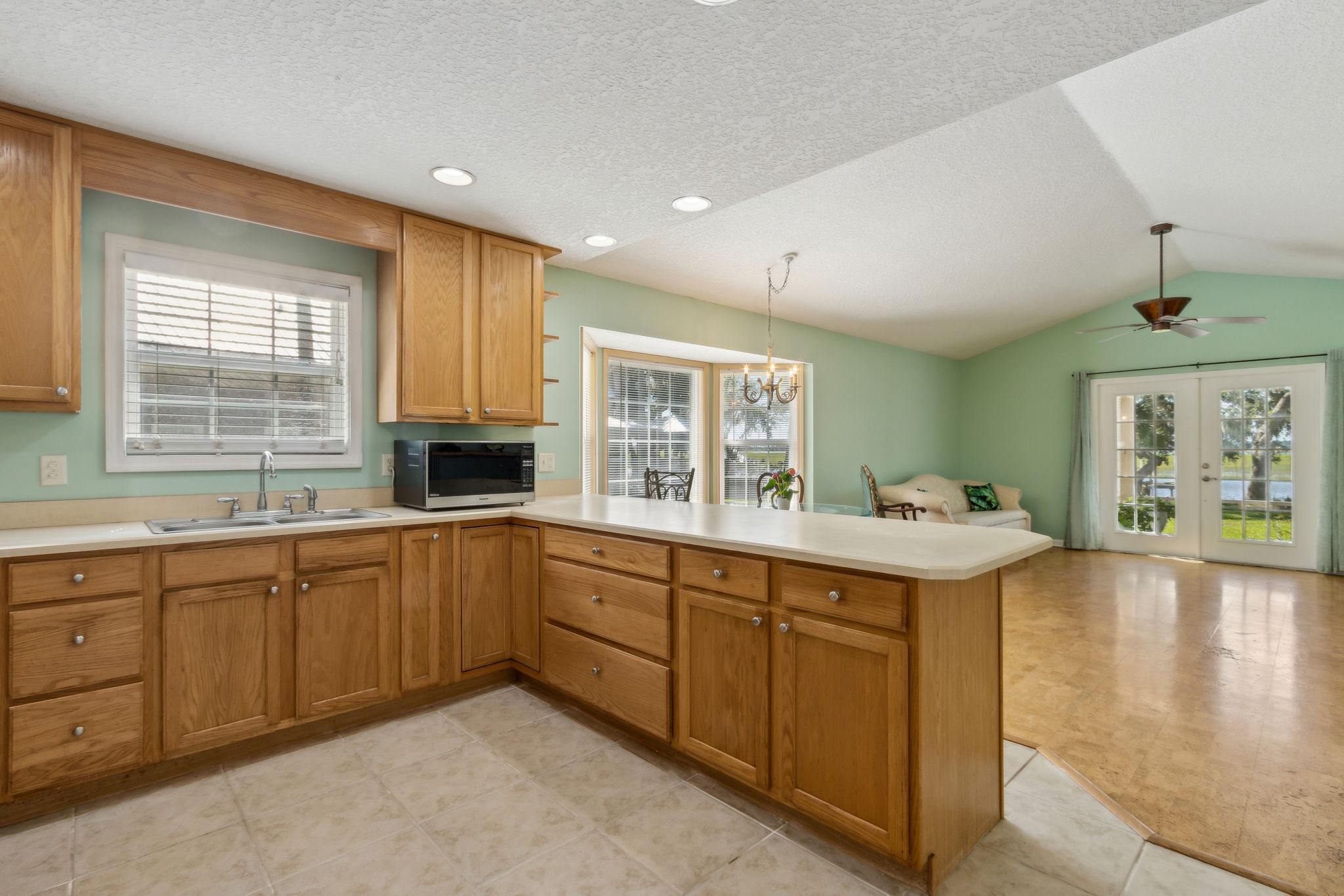 Great Kitchen Cabinet Storage and Countertop Space