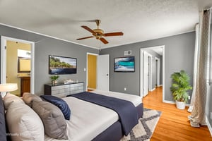 Interior-15 virtually staged.jpeg