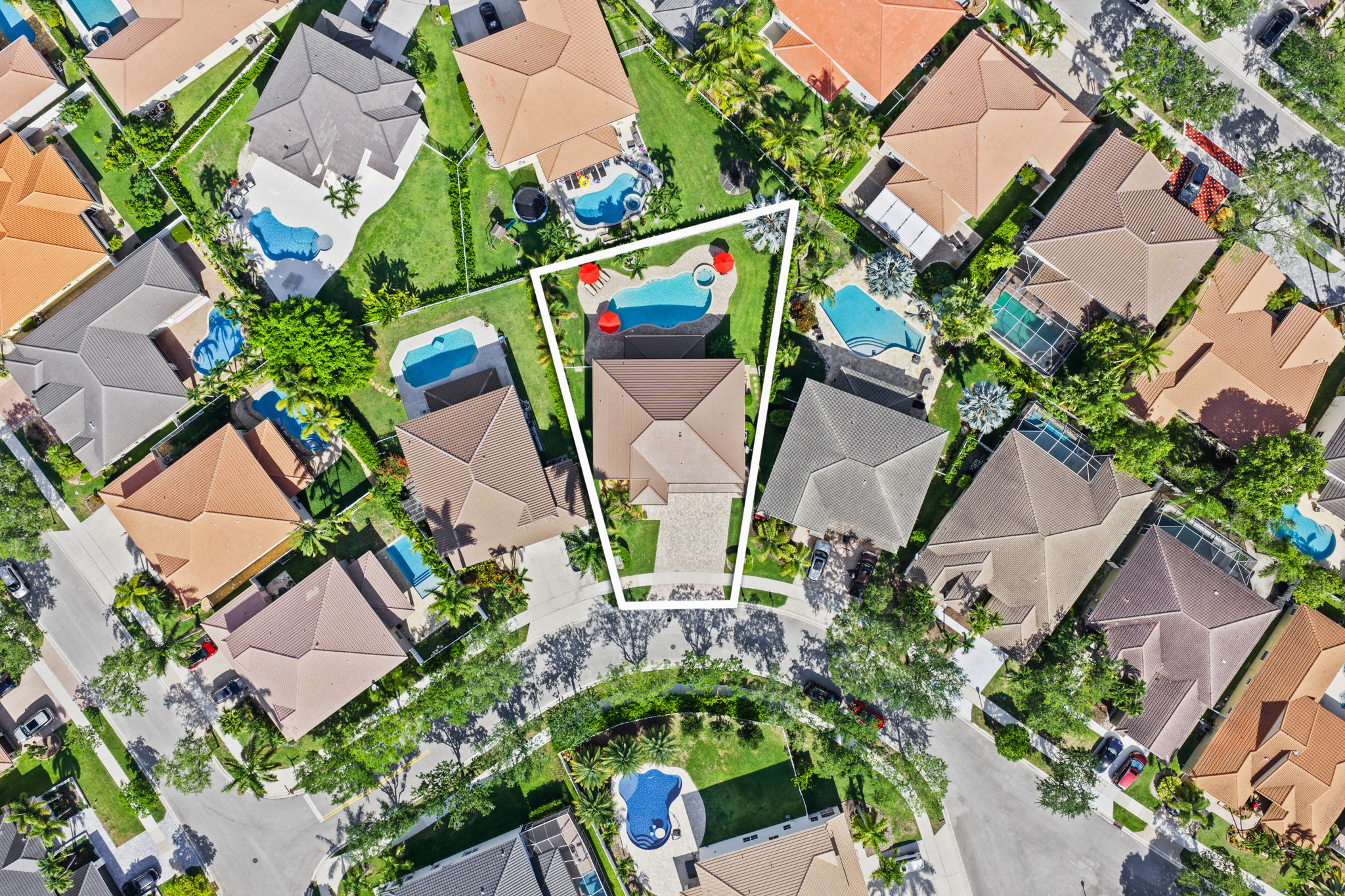 Oversized pie-shaped lot with plenty of fenced backyard