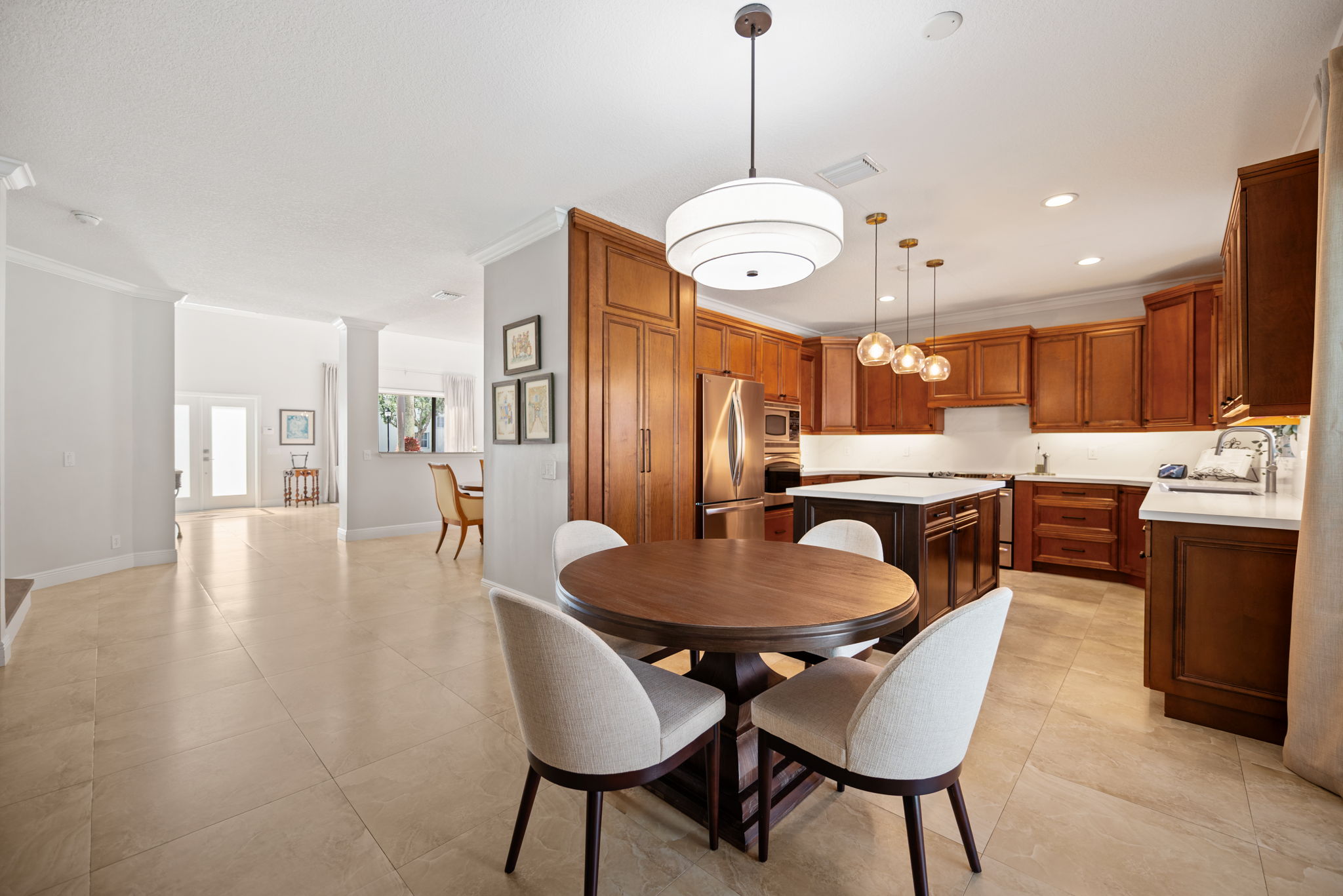 Breakfast area between the kitchen and family room