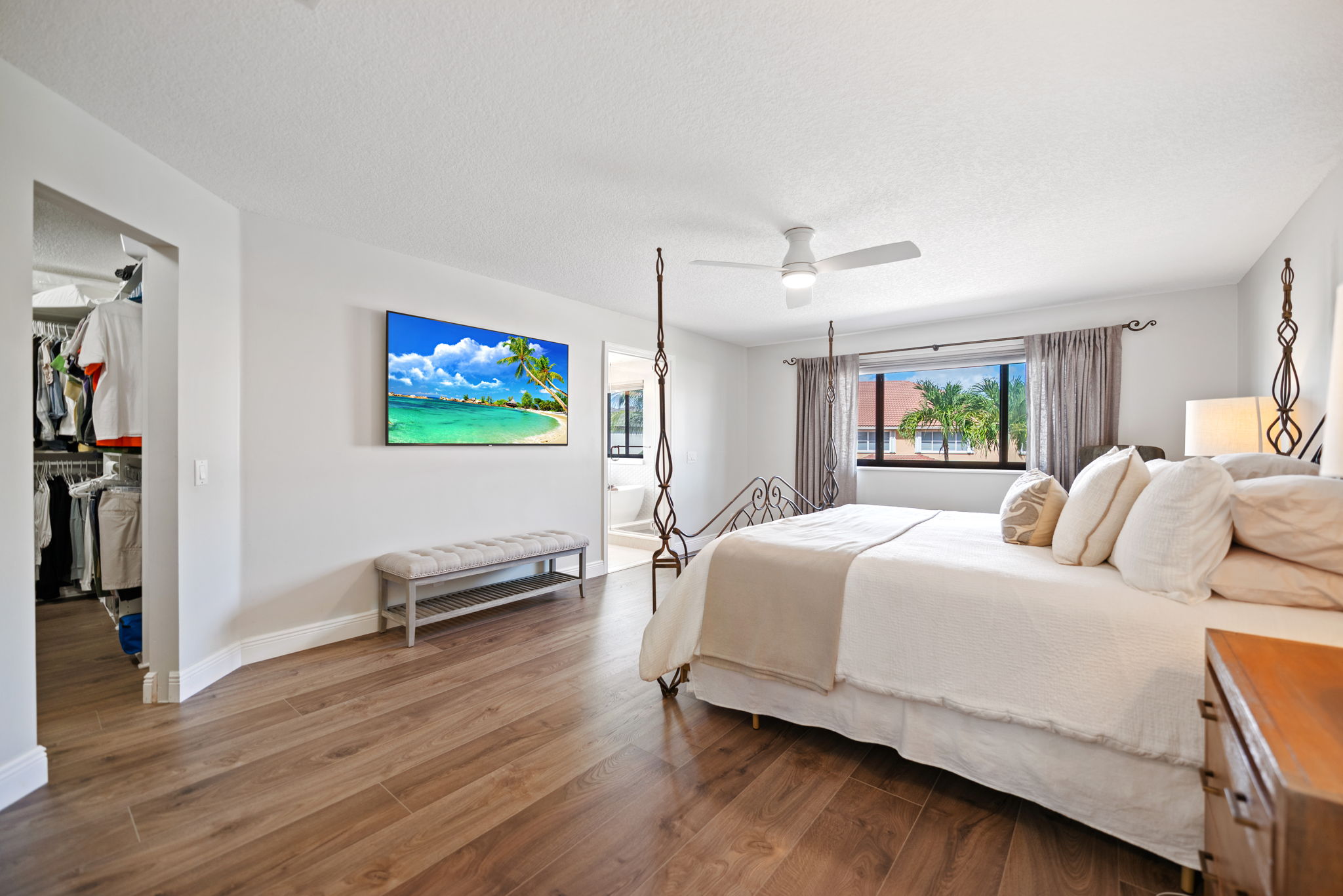 Spacious owner's suite (has blackout blinds)
