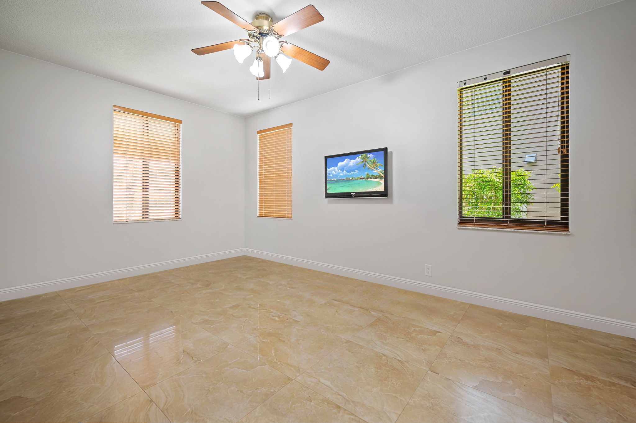 Bonus Room on 1st floor (Bedroom/Office) with adjacent full bath