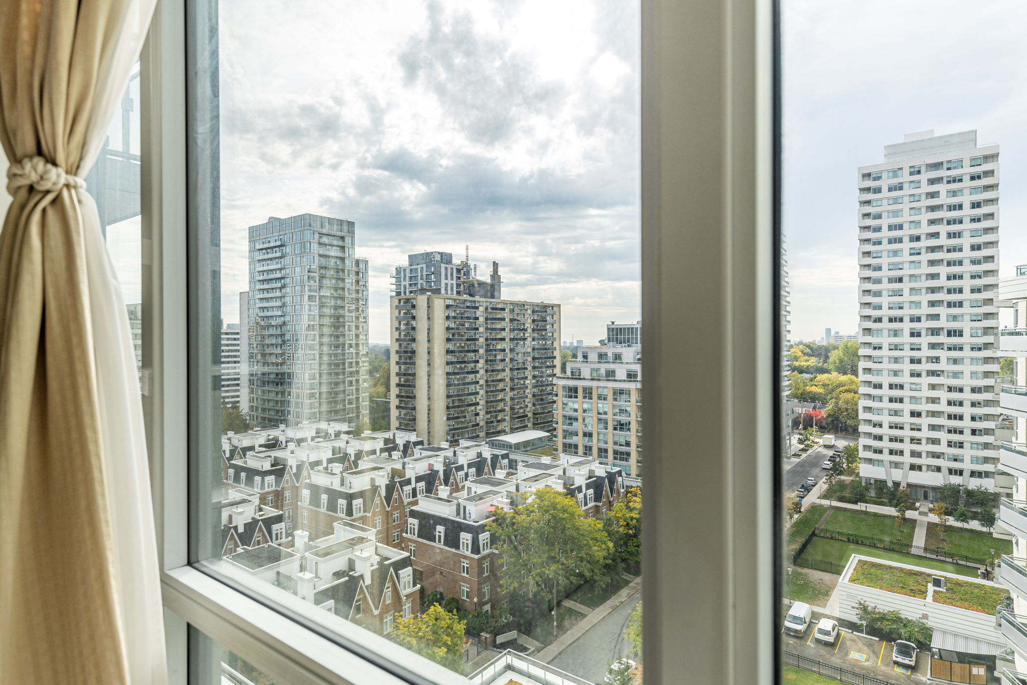 Toronto property showcase — delivered property photograph 25