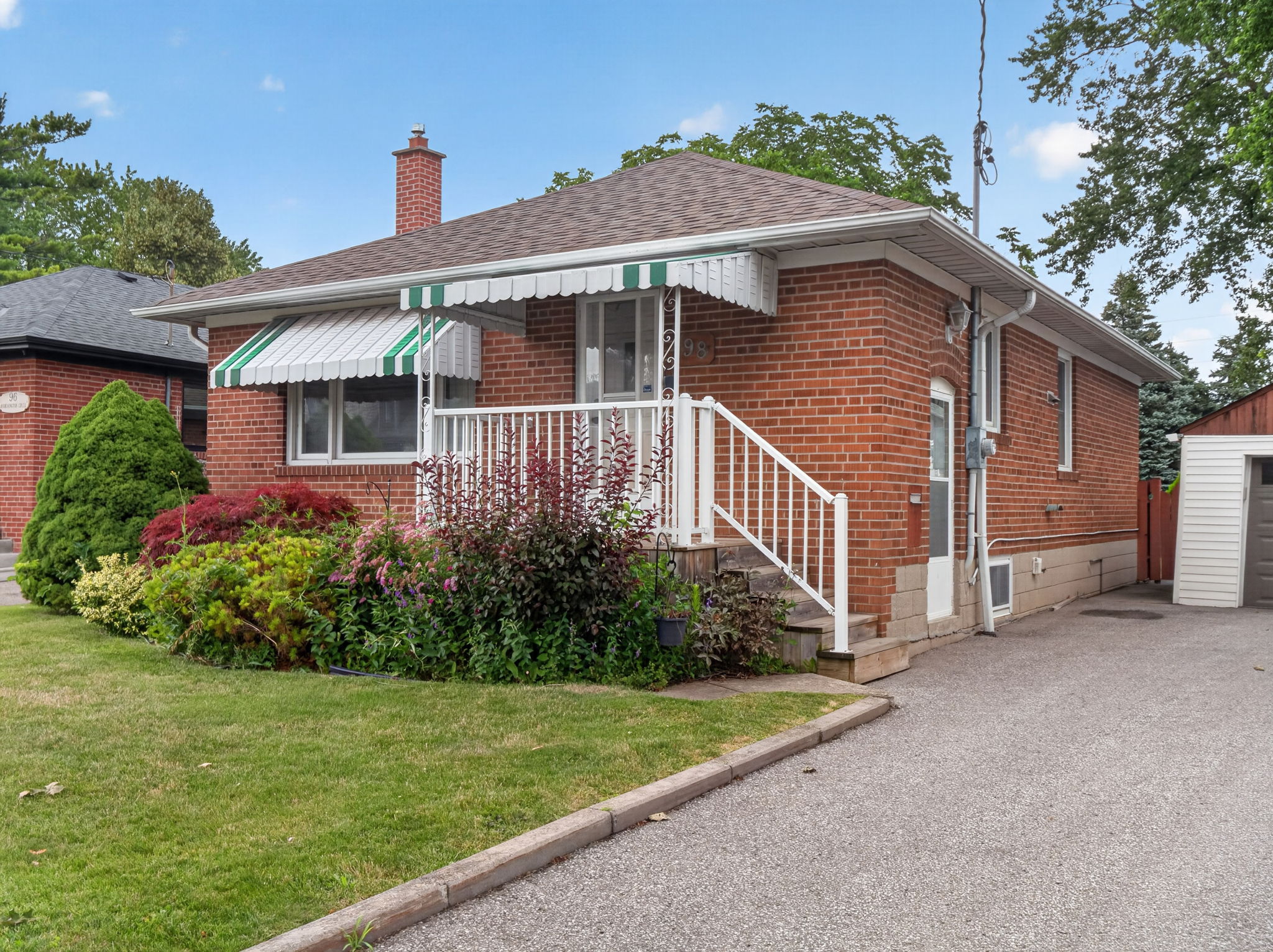 98 Marchington Cir Toronto, ON M1R 3M7