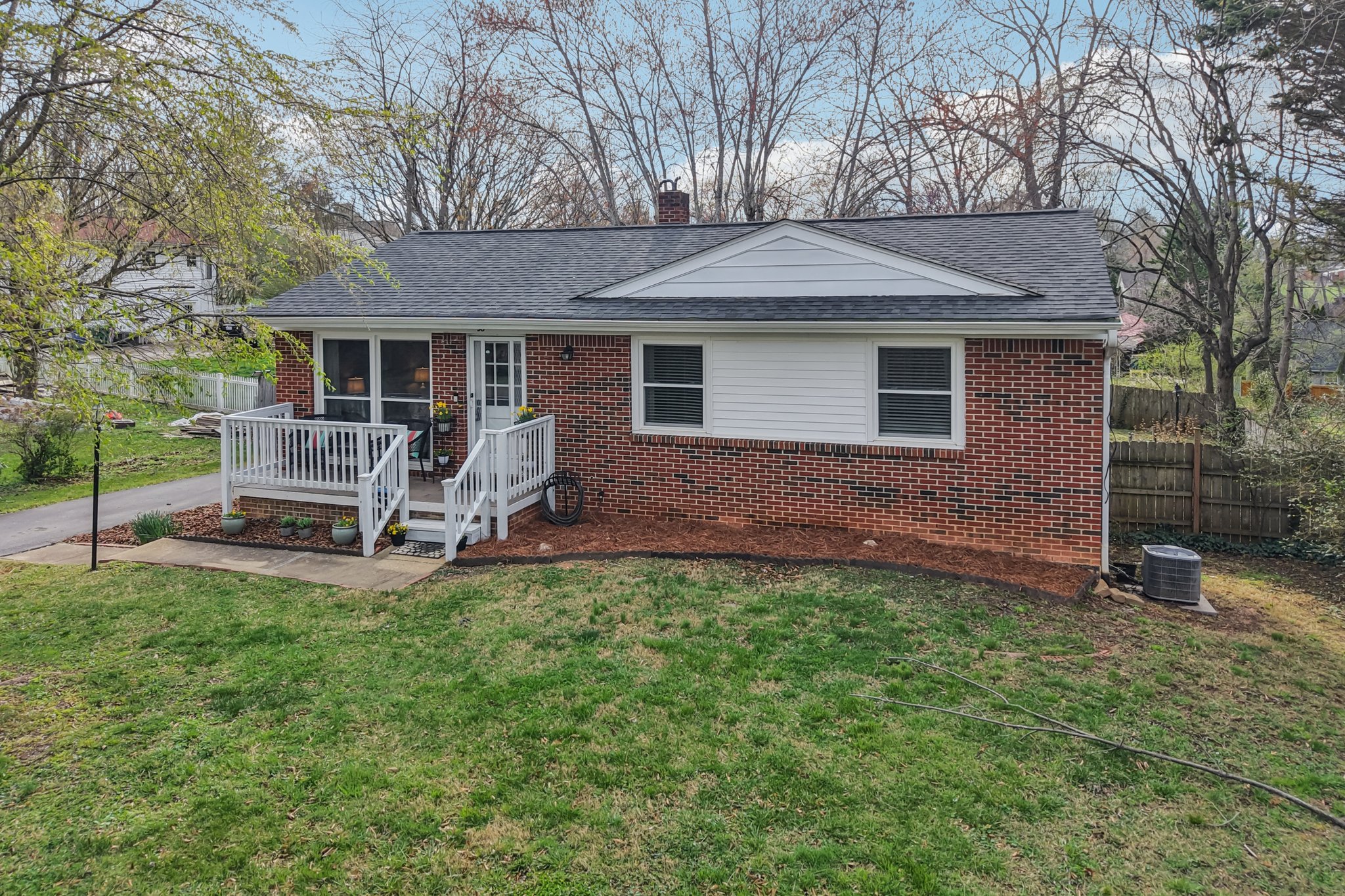 Oak Knoll Rd-S1903-053.jpg