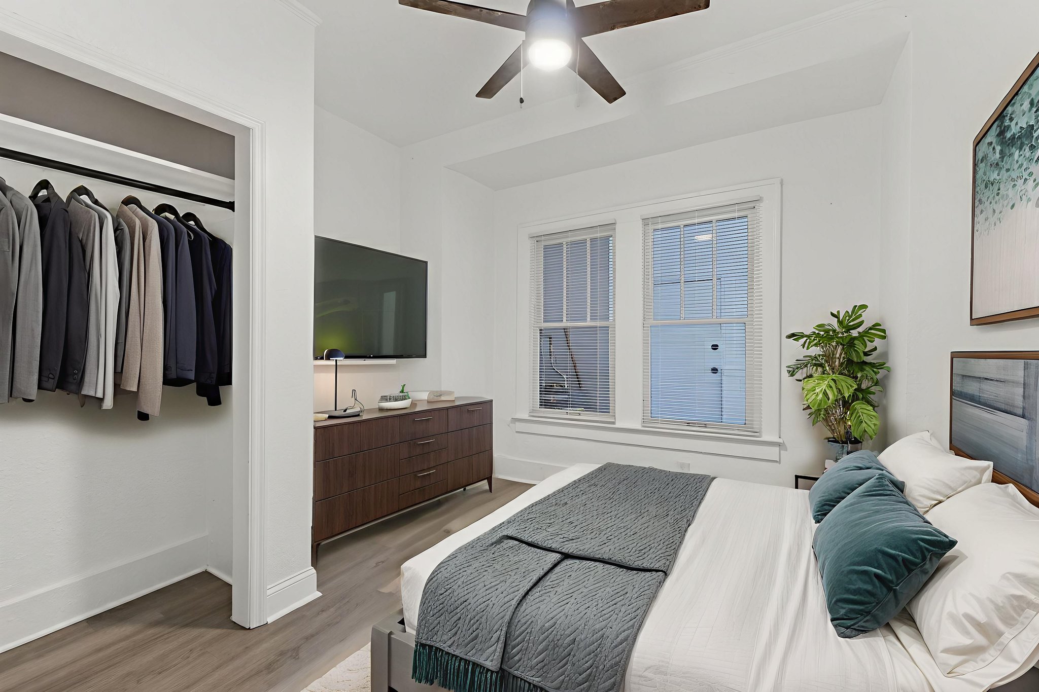 98 W Esther St-26 virtually staged.jpeg