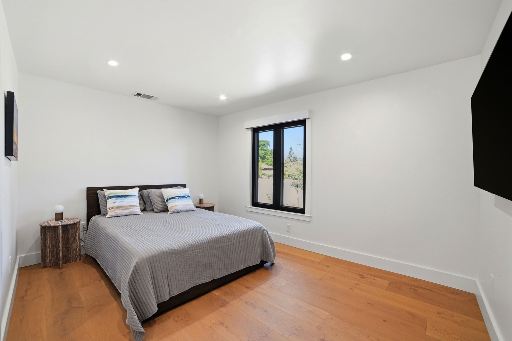 021_F8_981 Valley View St