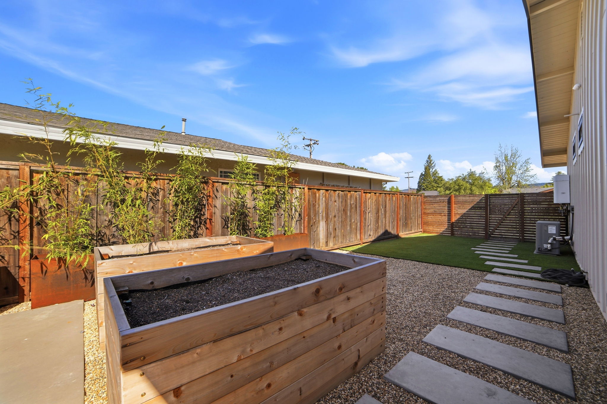 034_F8_981 Valley View St