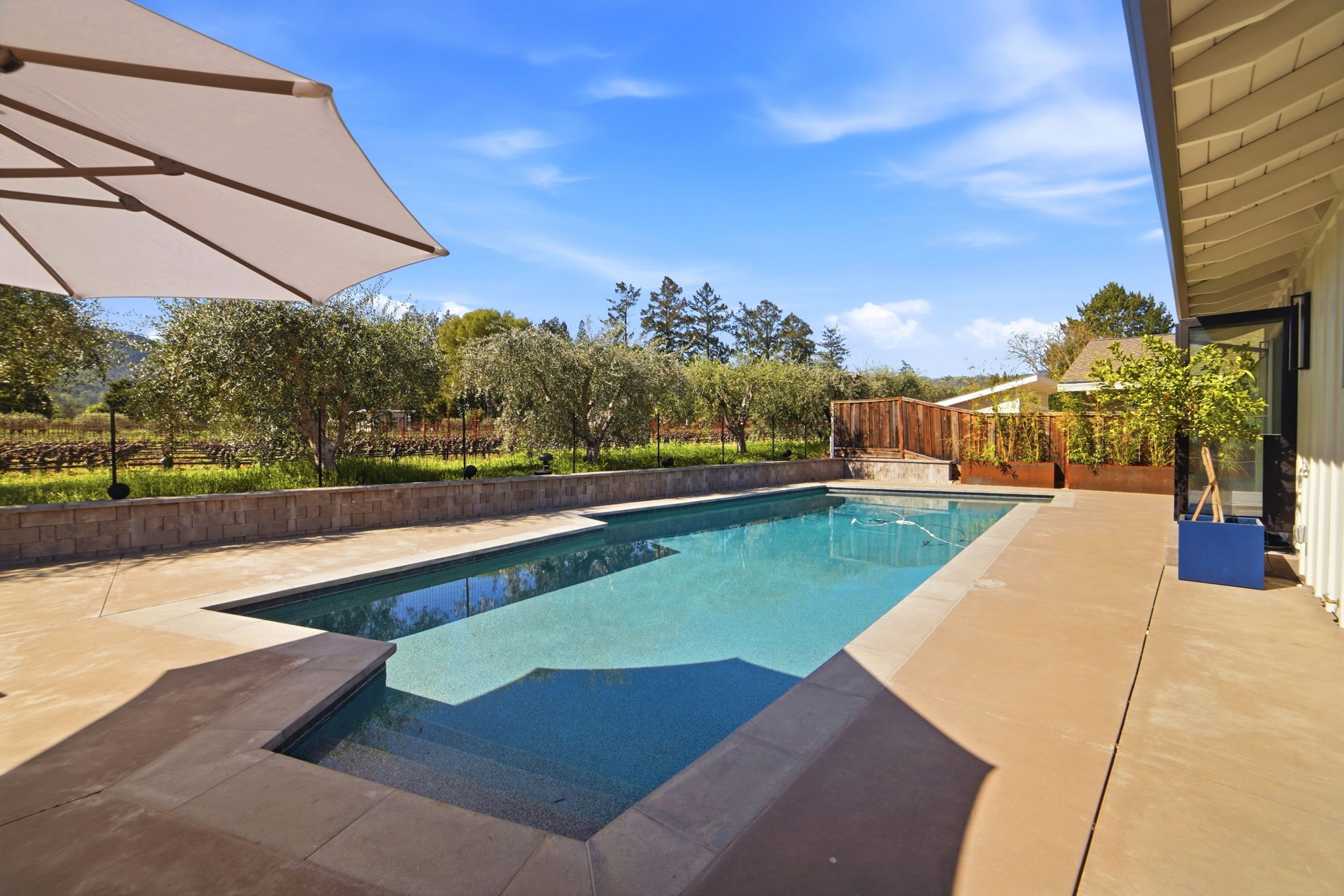 040_F8_981 Valley View St