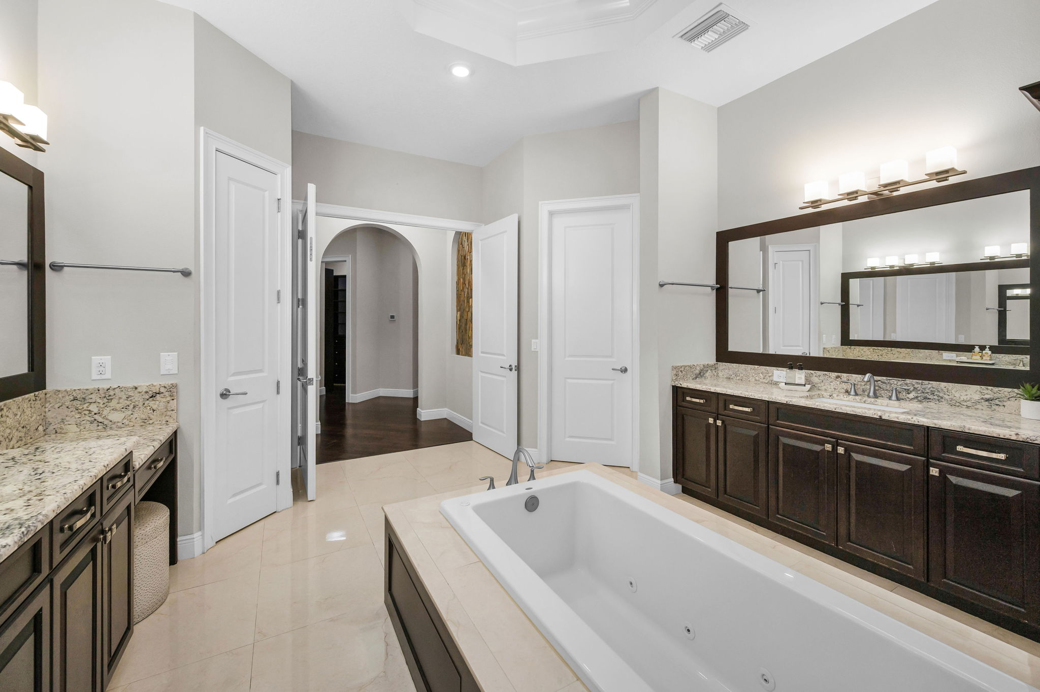 First Floor Primary Bathroom1i