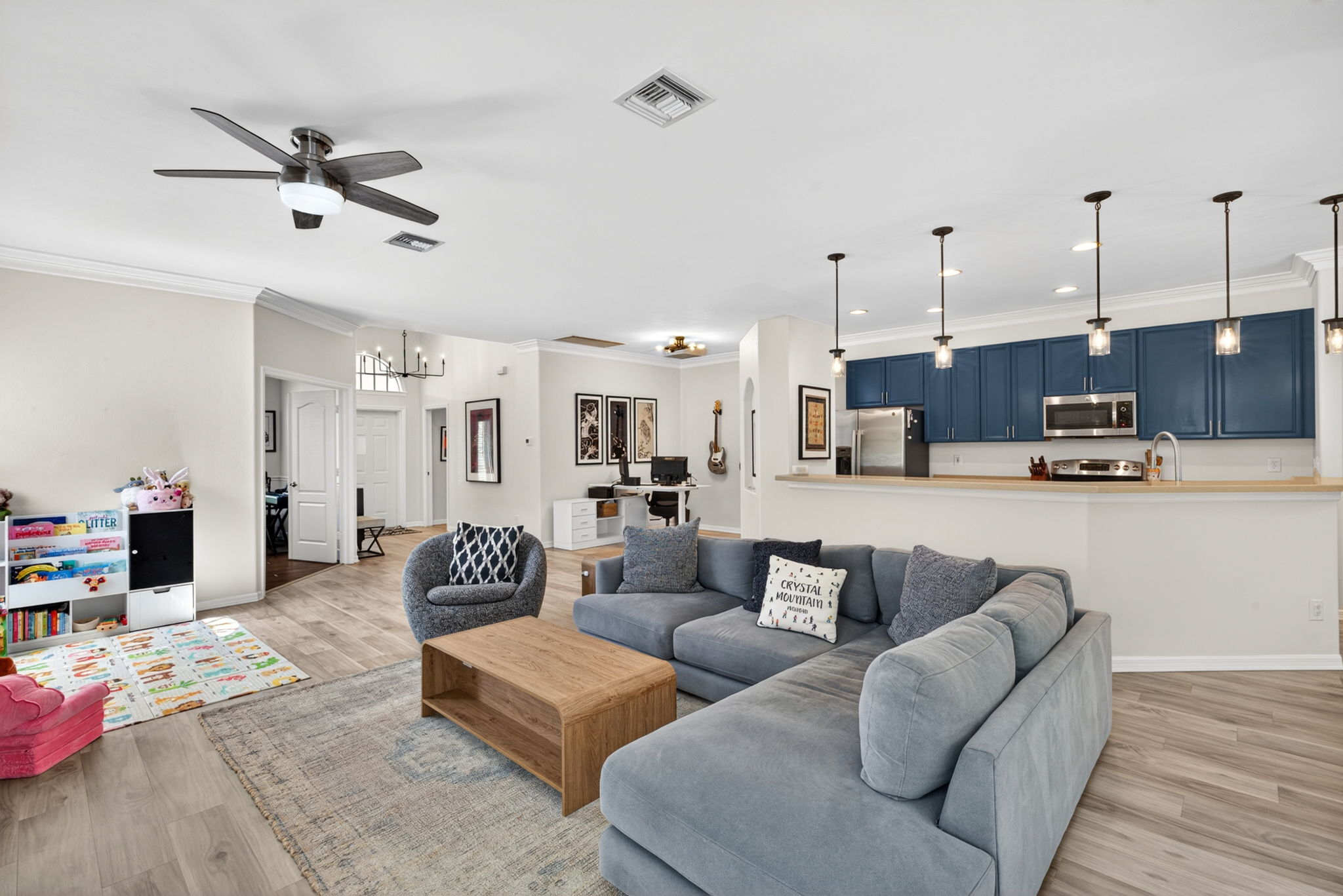 Living Room 3 of 5