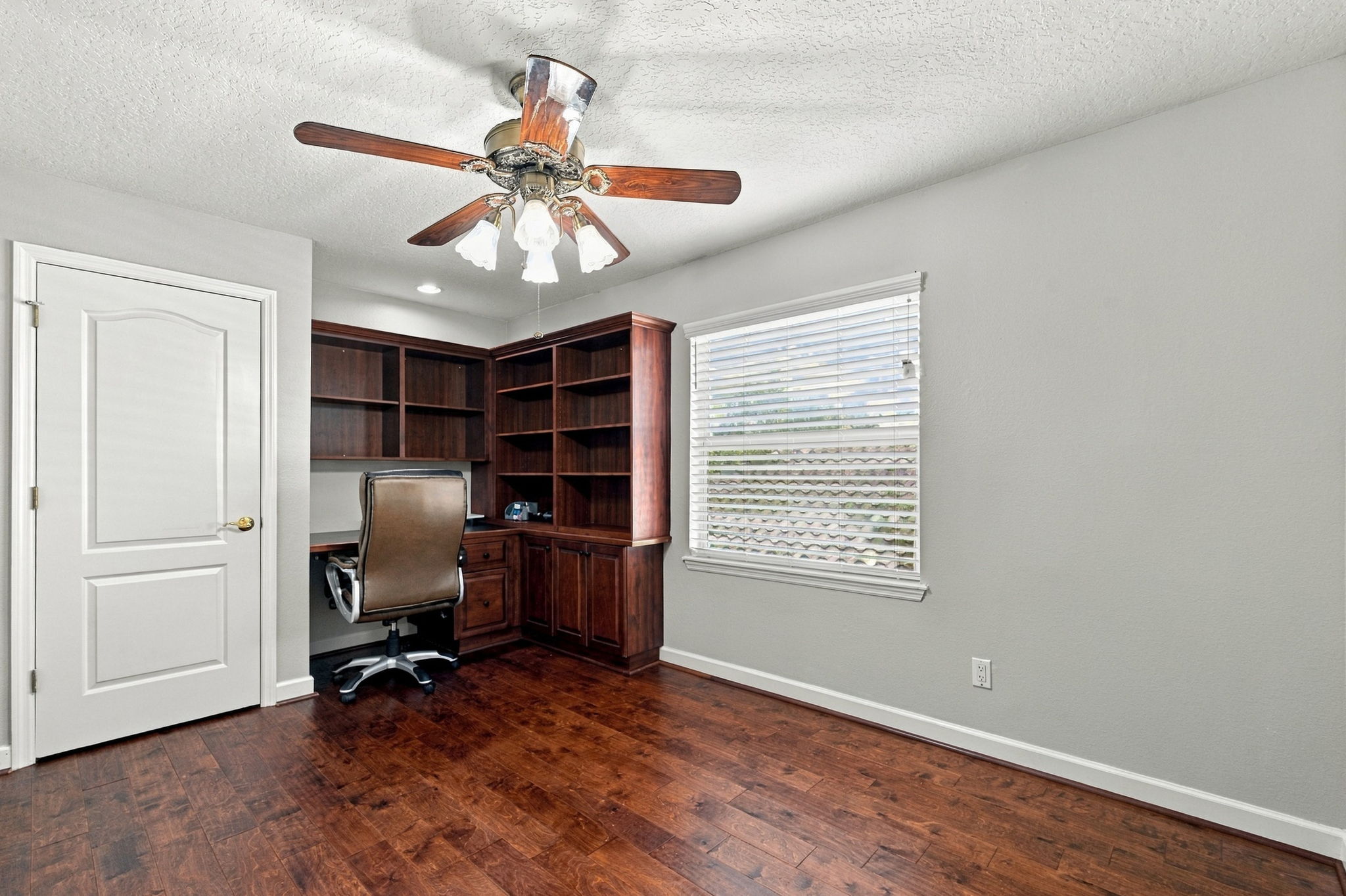 Upper Level Bedroom5