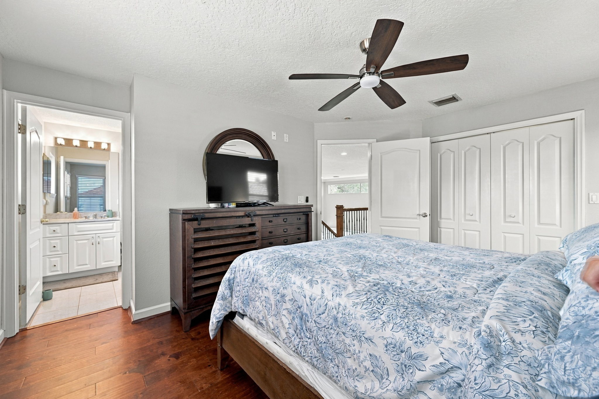 Upper Level Guest Bedroom4b