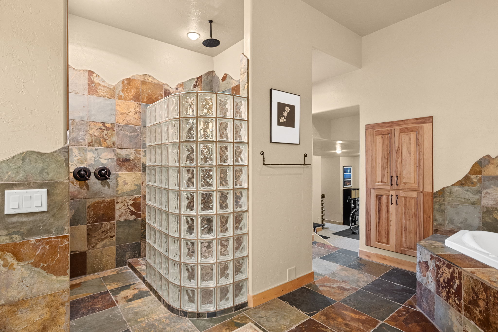 Primary Bathroom (4)