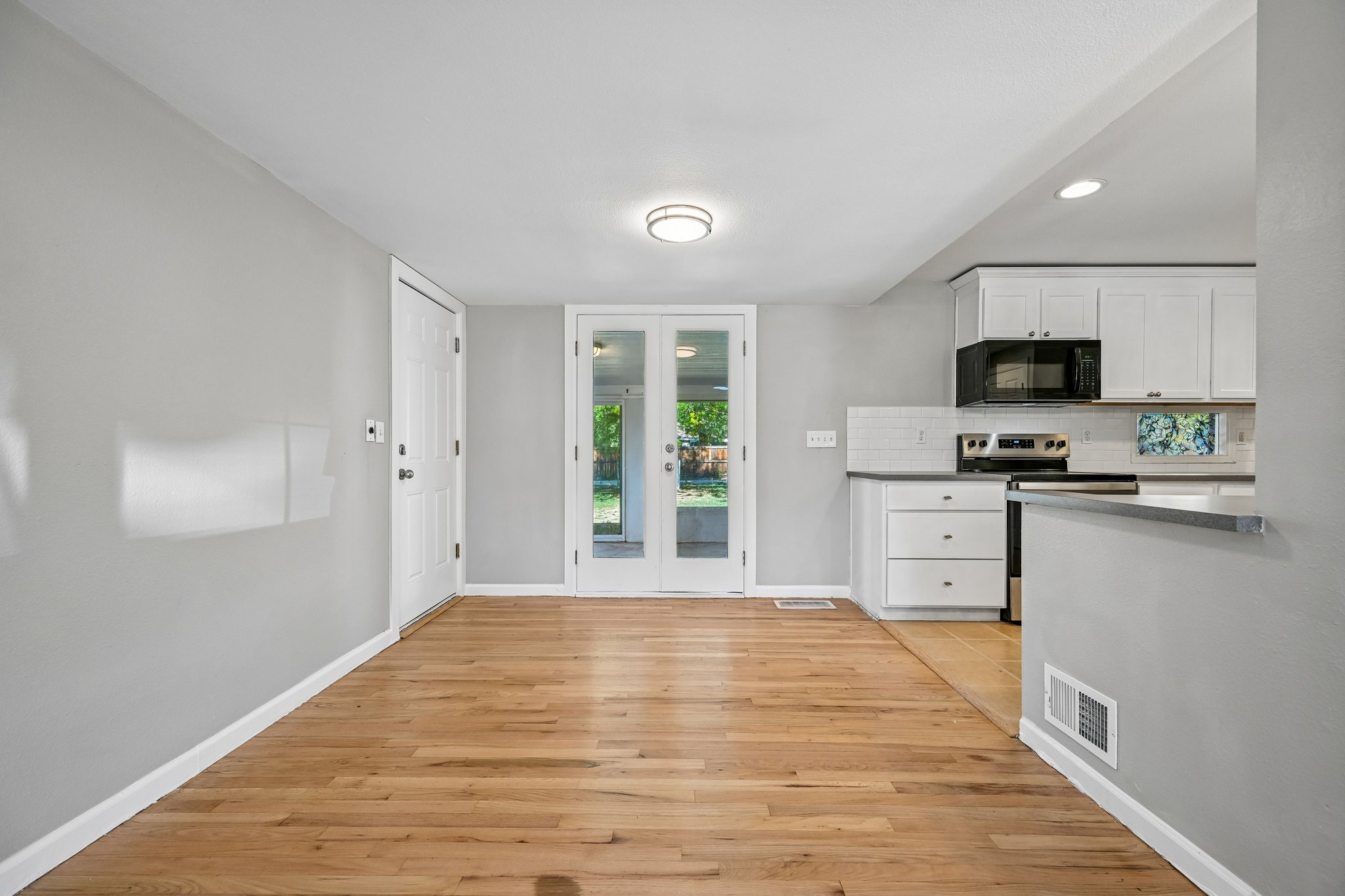 E 7th Ave-S1110-012.jpg