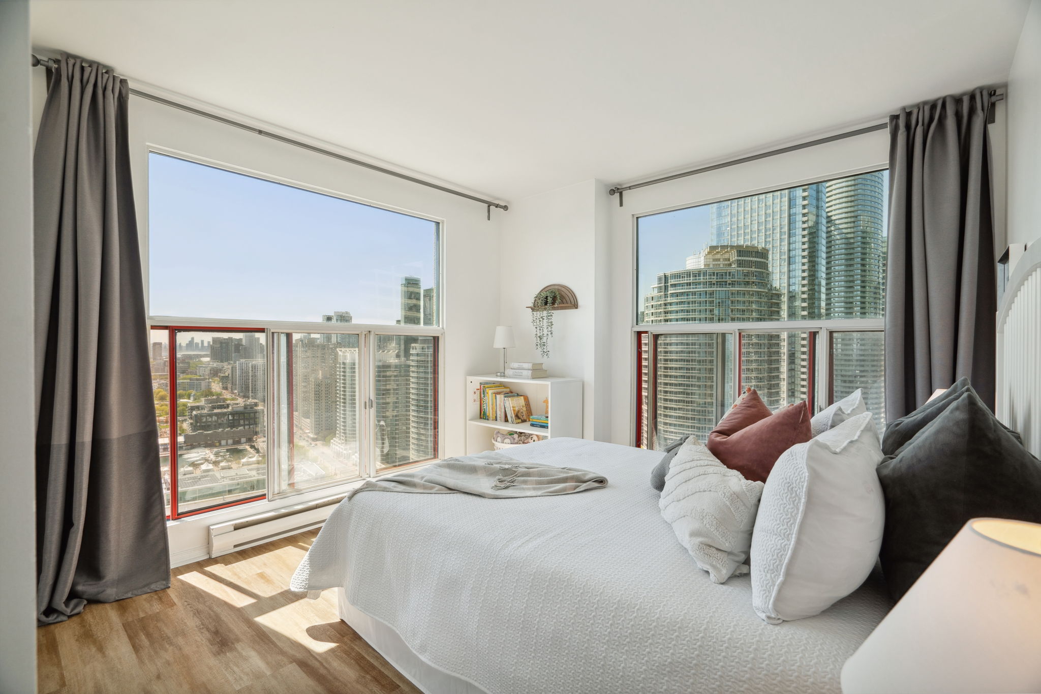 99 Harbour Square Unit 3212 Toronto, ON M5J 2H2