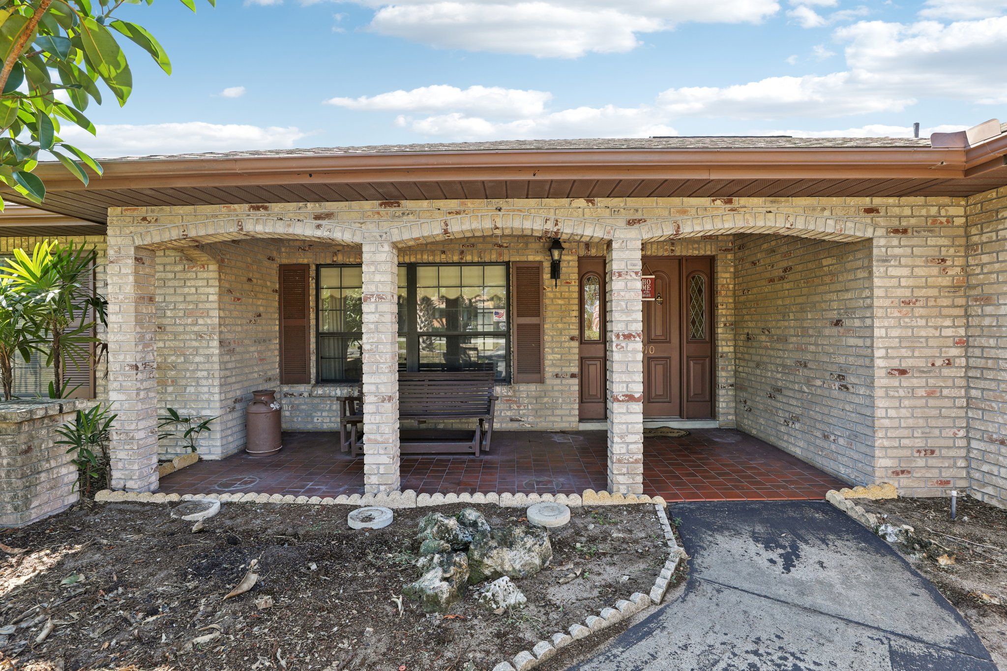 Canterbury Dr-L1609-004.jpg