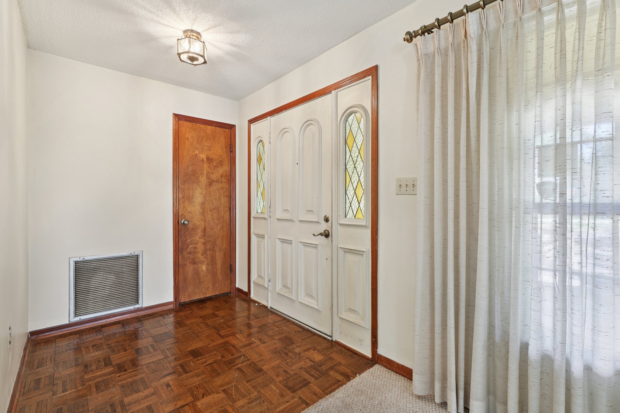 Canterbury Dr-L1609-012.jpg