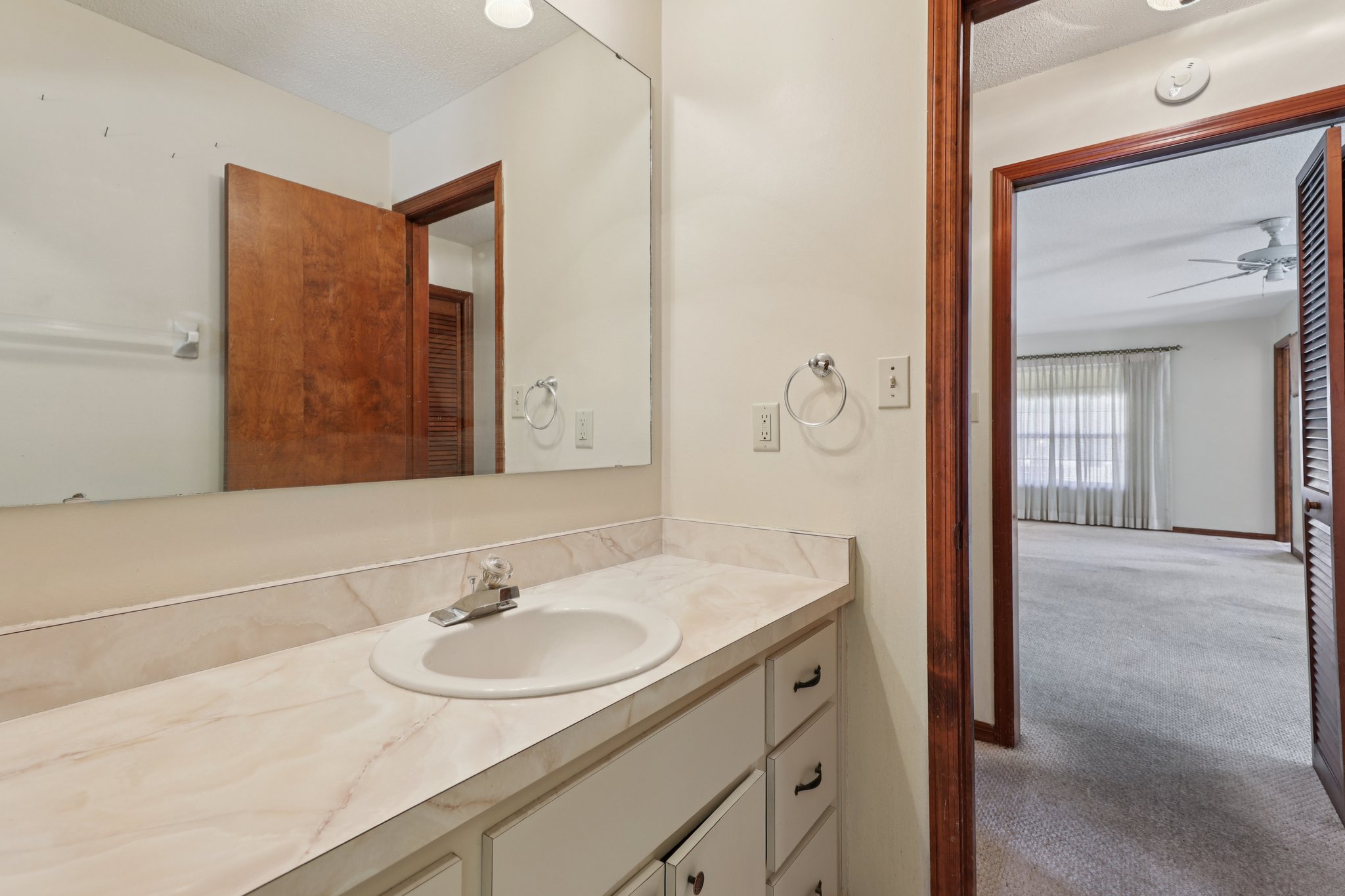 Canterbury Dr-L1609-041.jpg
