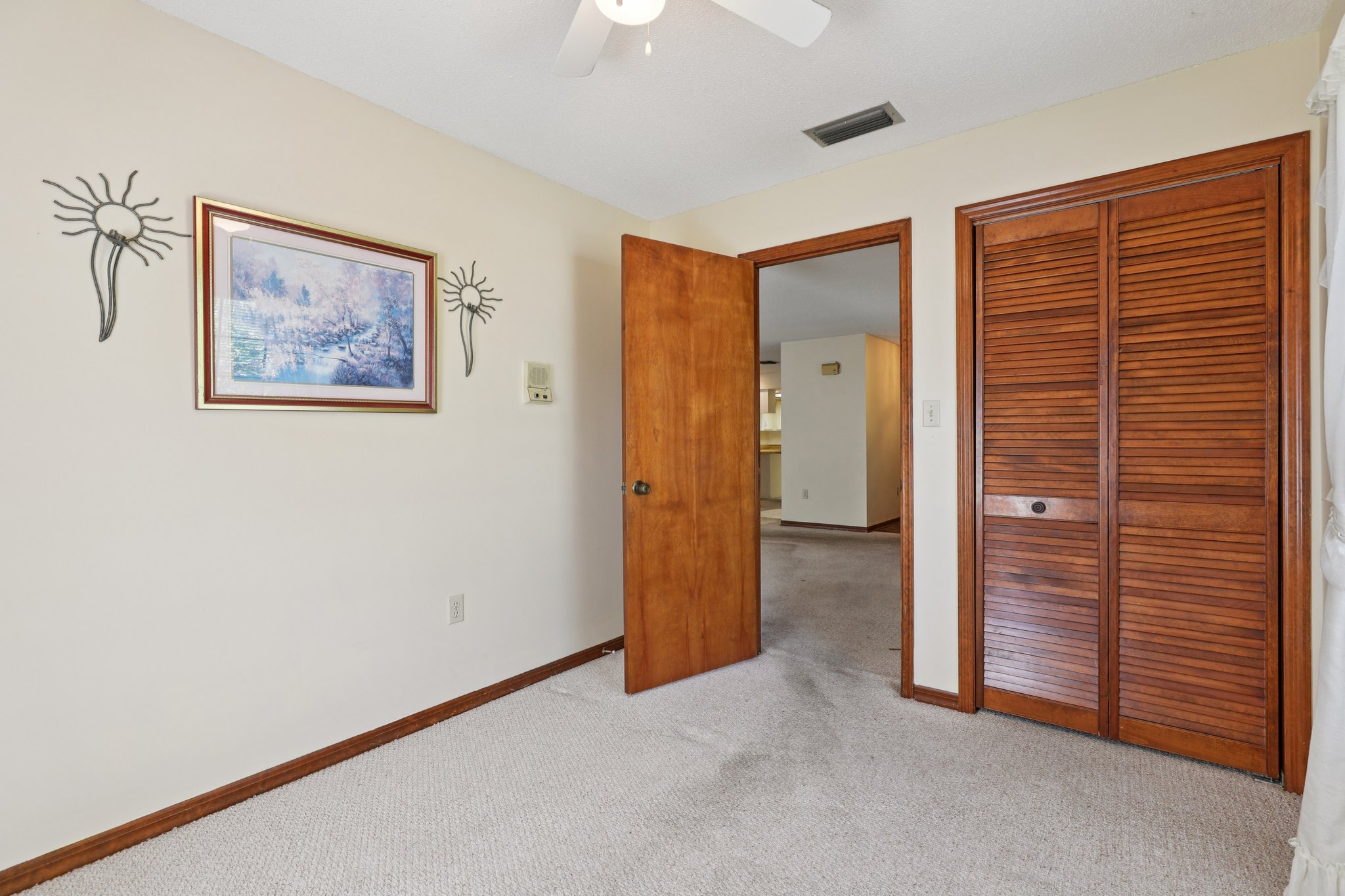 Canterbury Dr-L1609-043.jpg