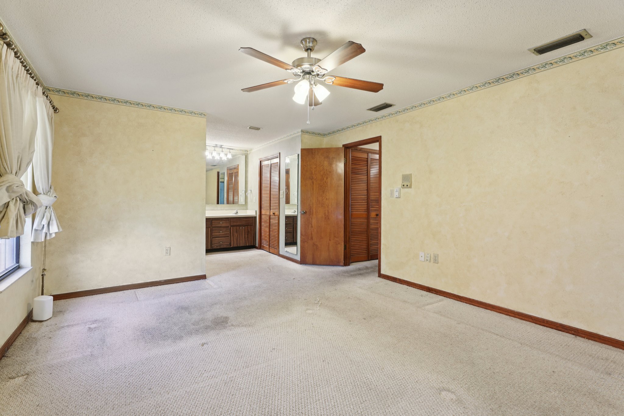 Canterbury Dr-L1609-045.jpg