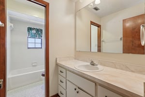Canterbury Dr-L1609-040.jpg