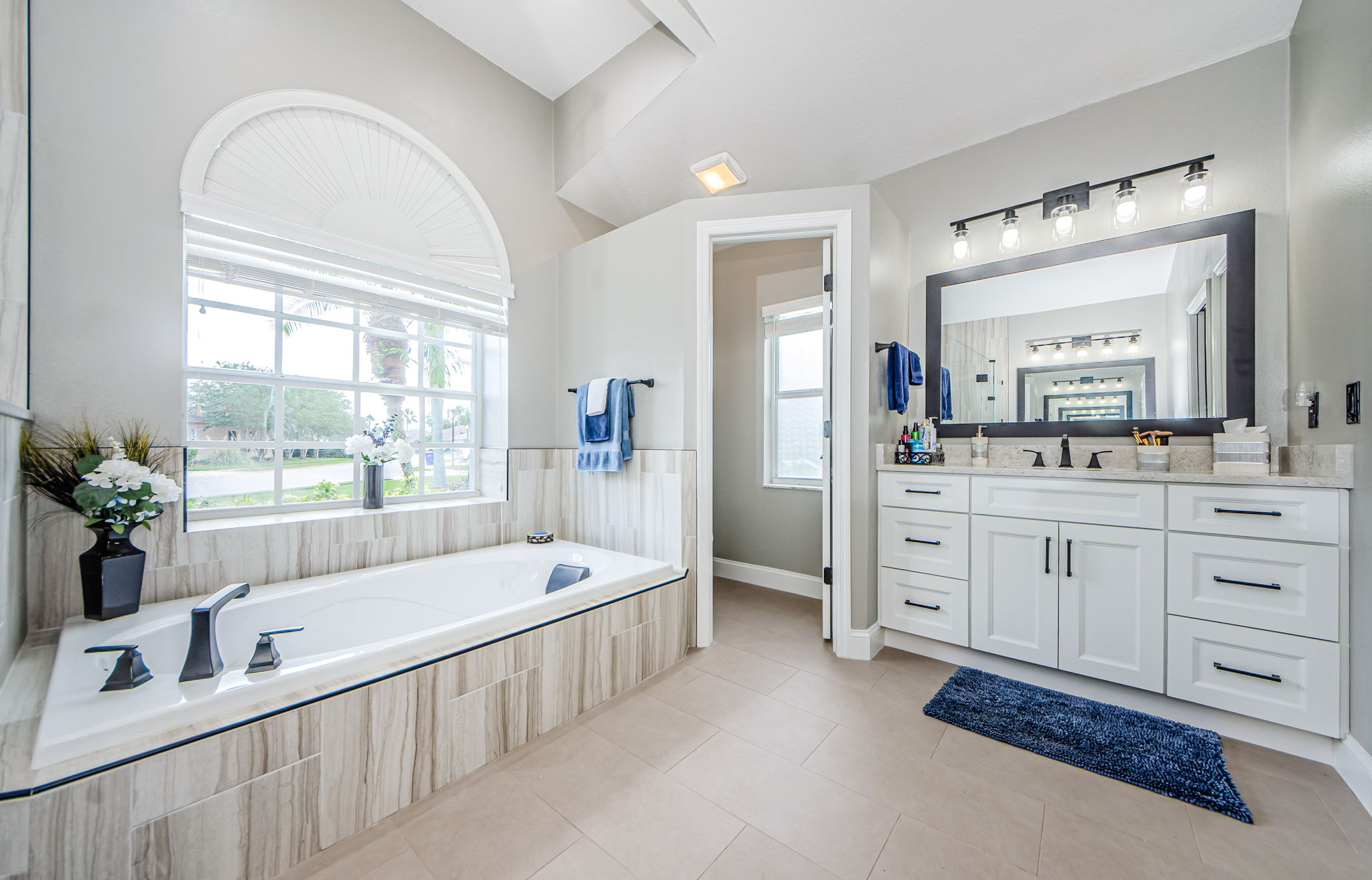 Master Bathroom 1b-2