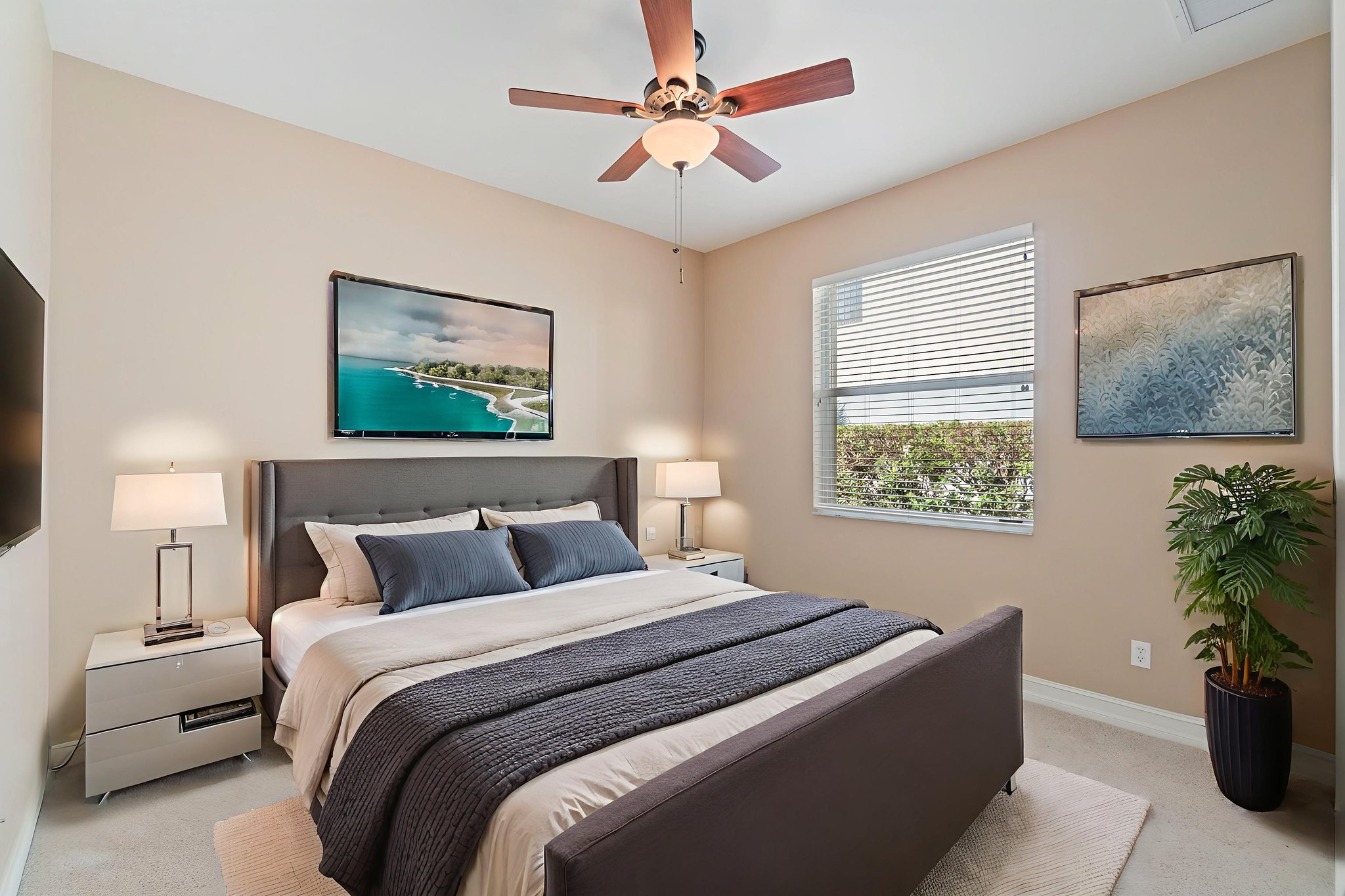 DSC07910 virtually staged.jpeg